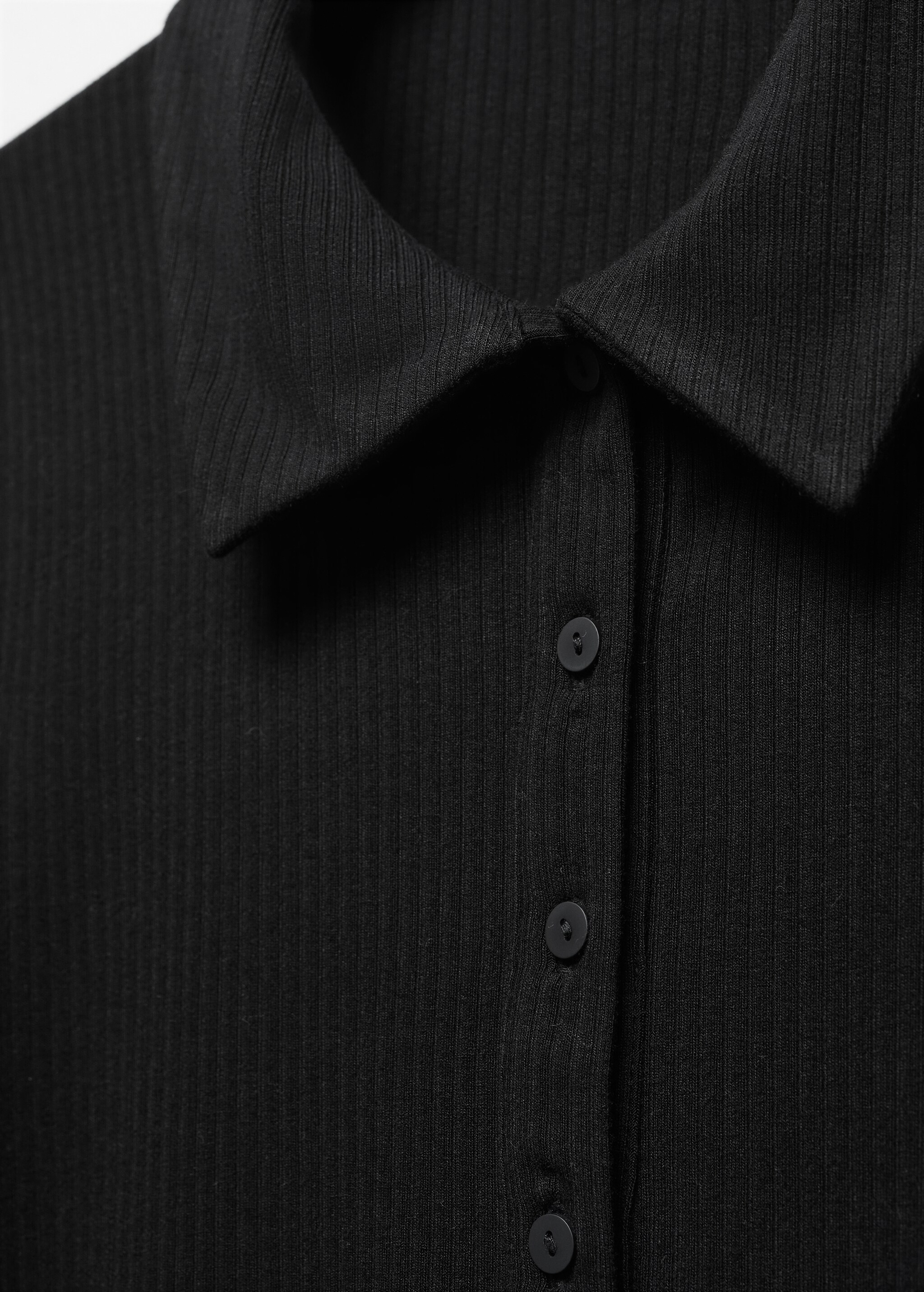 Short-sleeved polo shirt with buttons - Details of the article 8