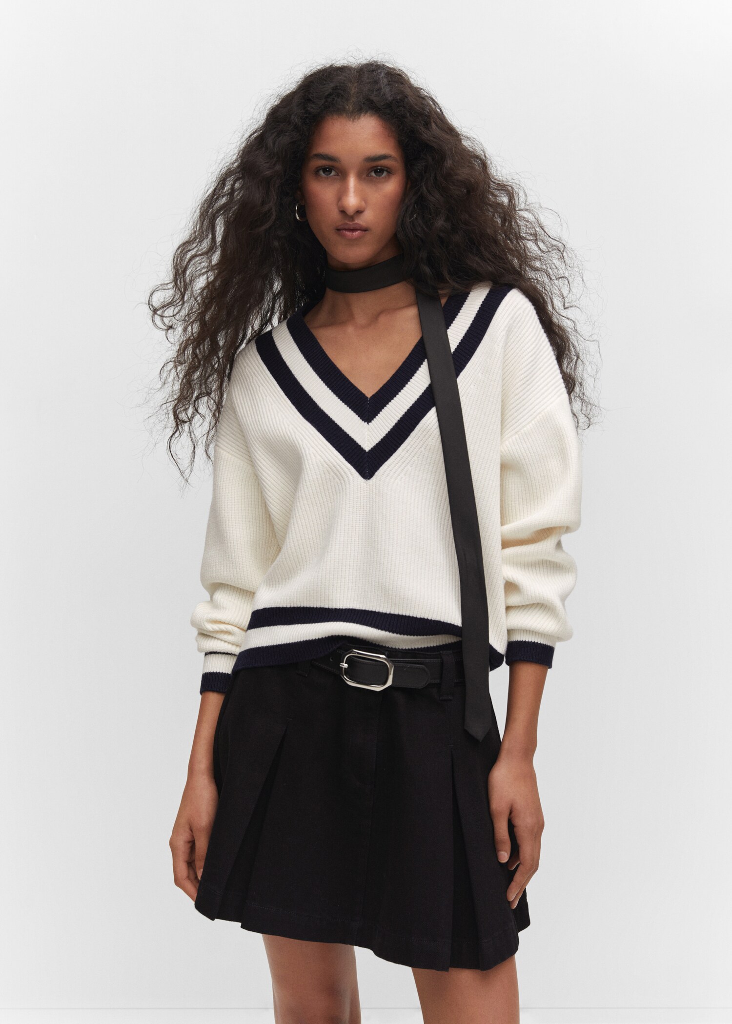 Contrasting V-neck sweater - Medium plane