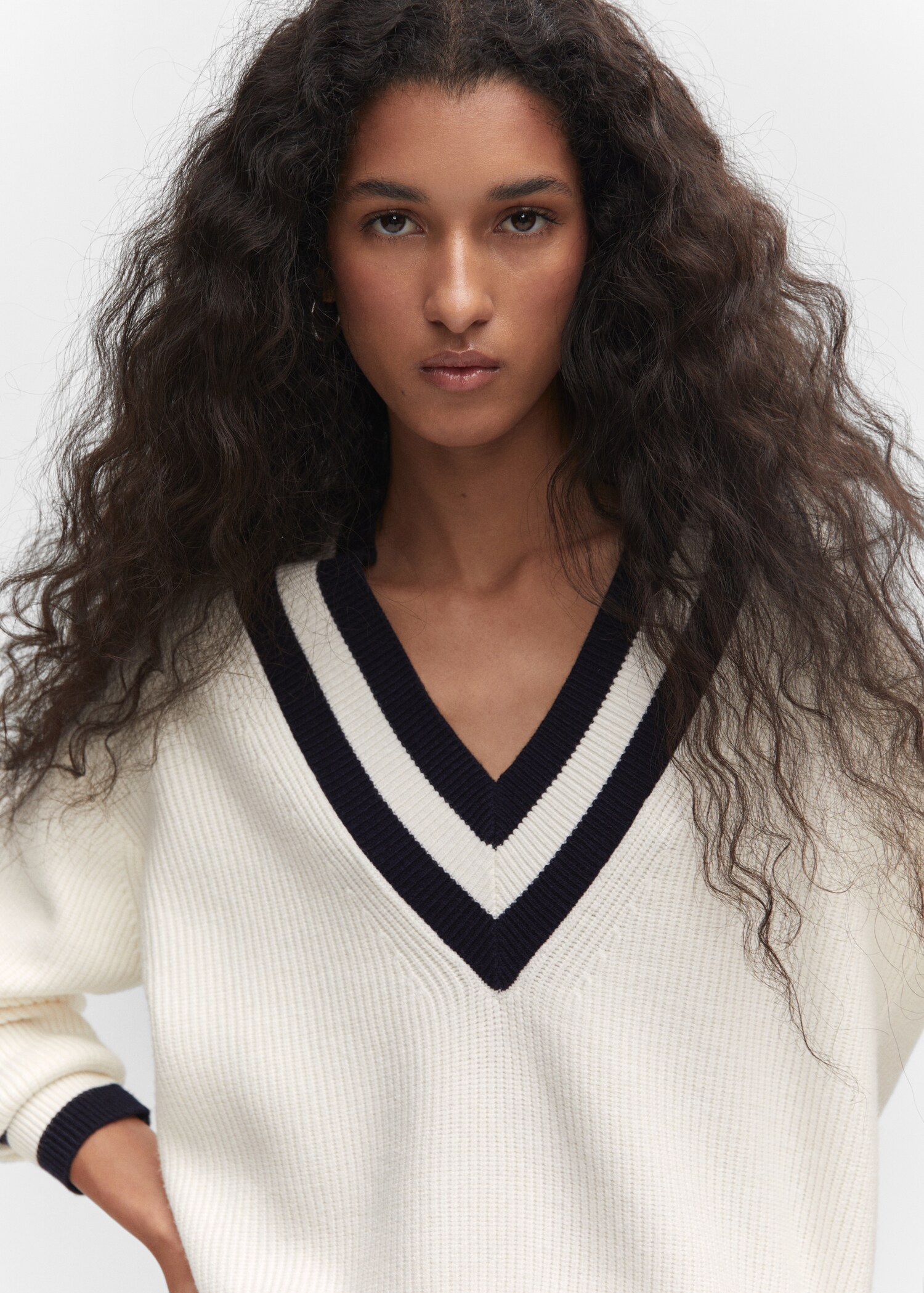 Contrasting V-neck sweater - Details of the article 1