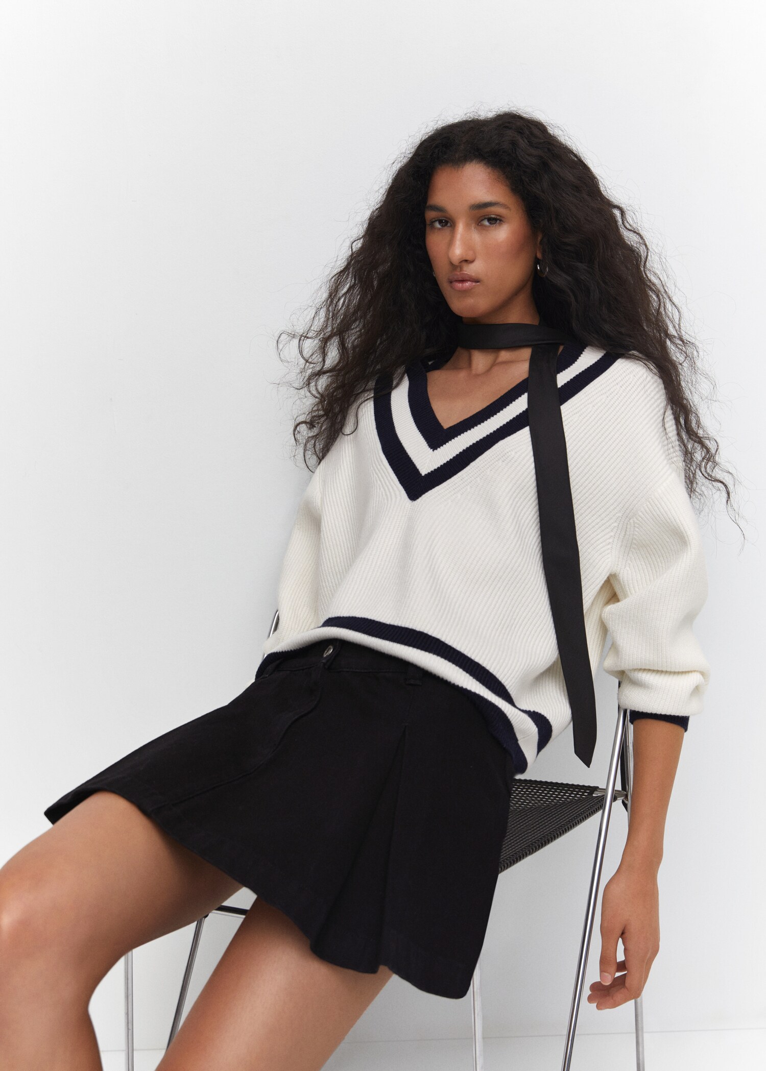 Contrasting V-neck sweater - Details of the article 2