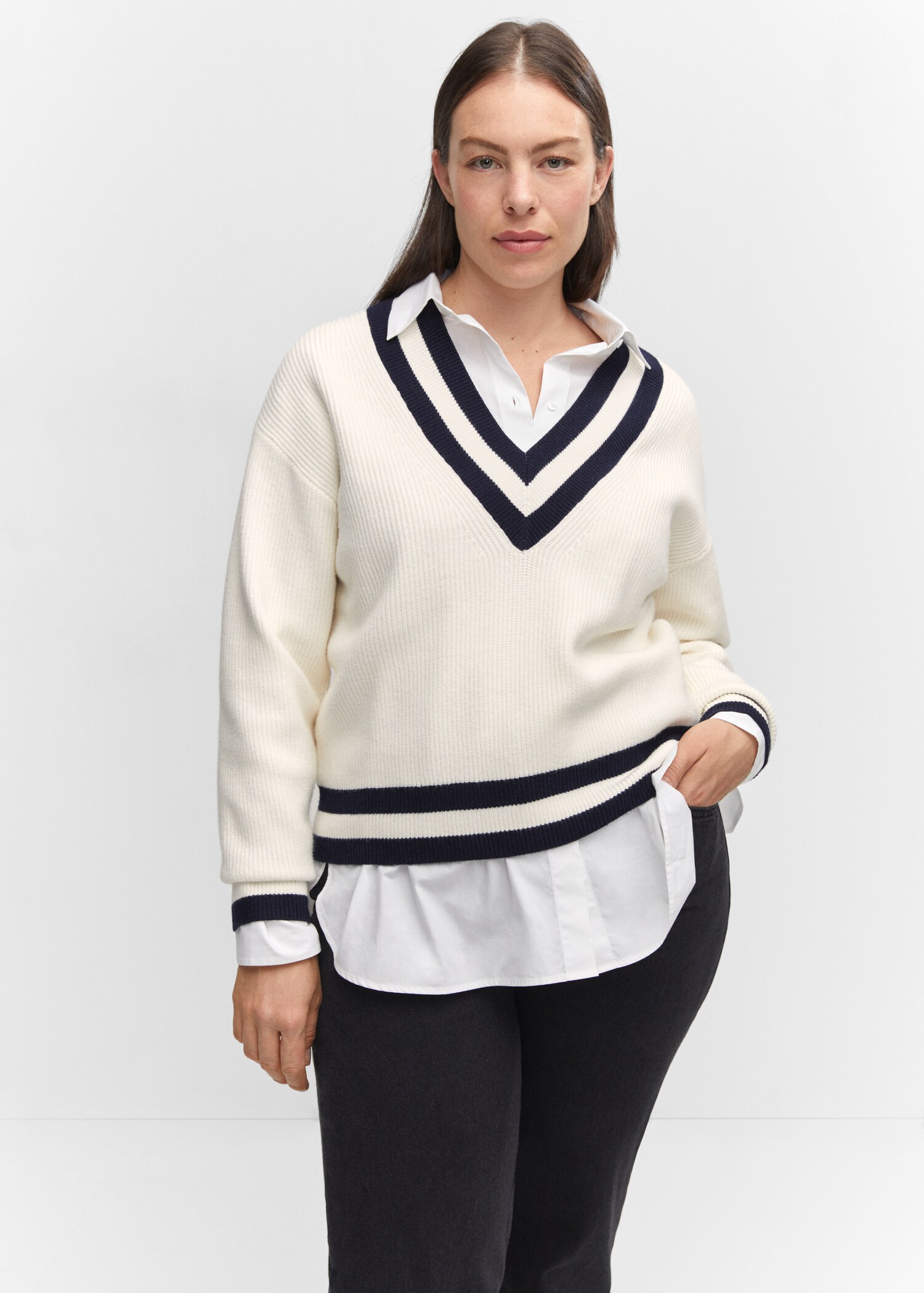 Contrasting V-neck sweater - Details of the article 5