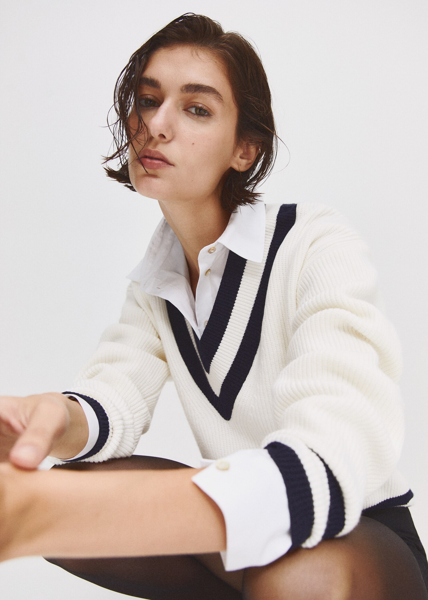 Contrasting V-neck sweater - Details of the article 6