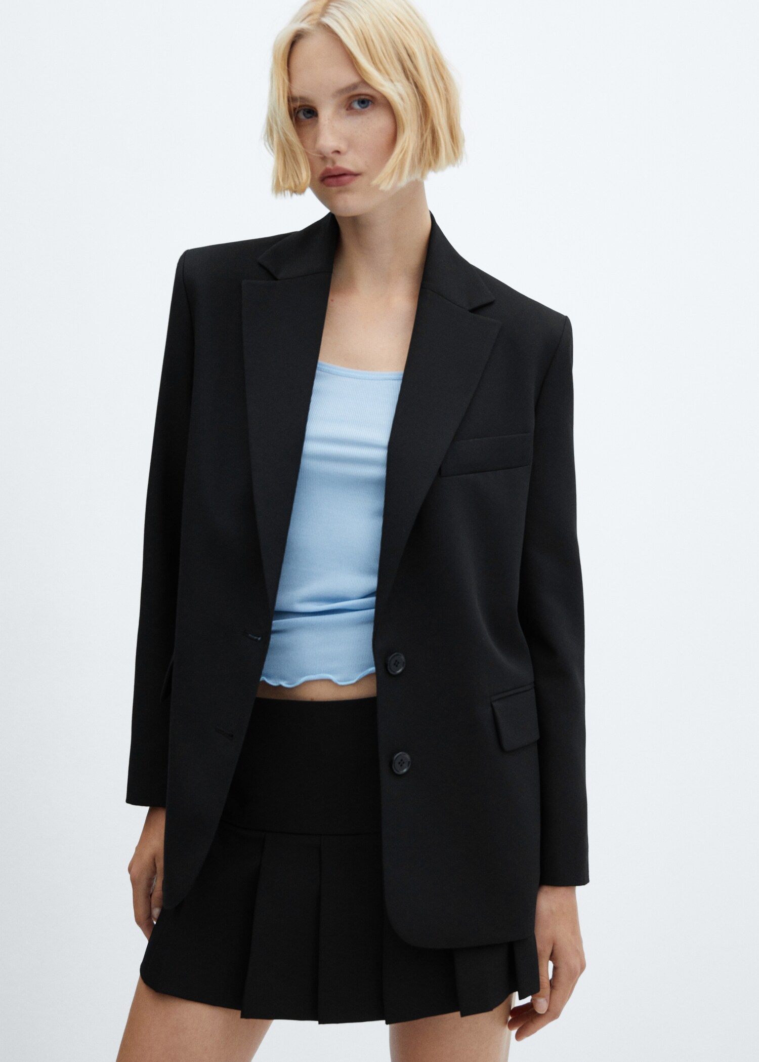 Blazer com estrutura e lapelas - Plano médio