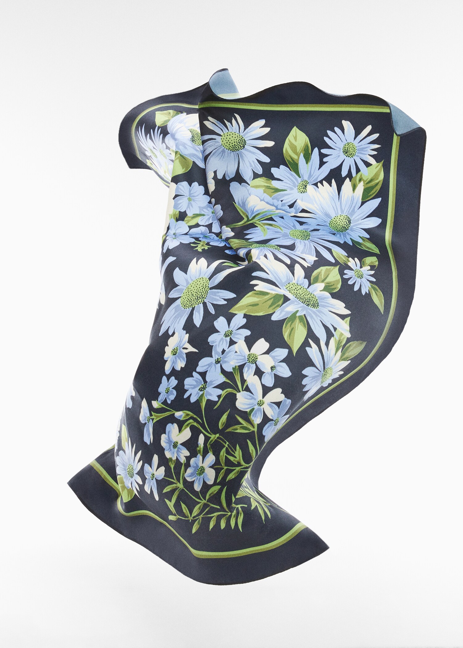 Foulard imprimé à fleurs - Plan moyen