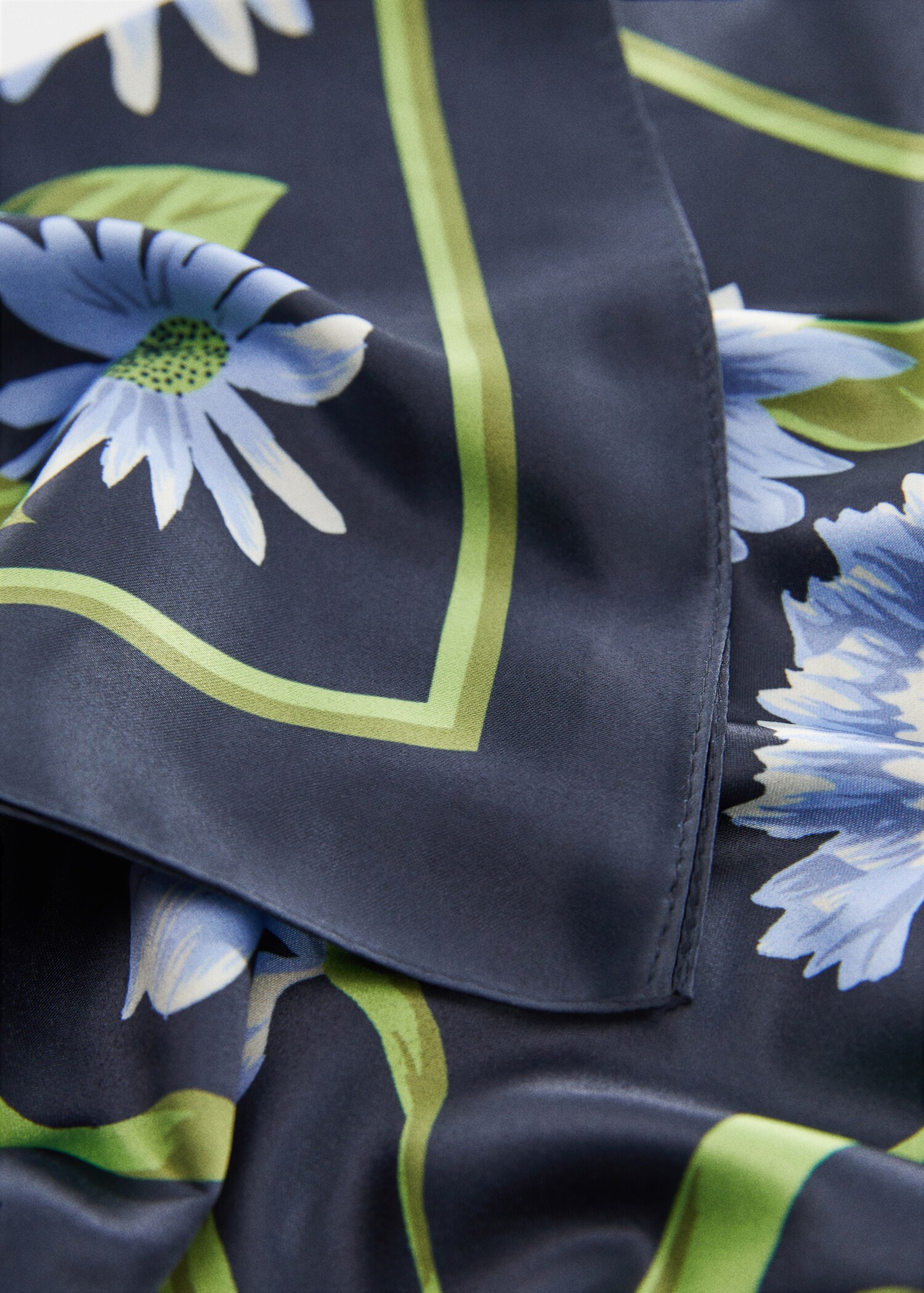 Foulard imprimé à fleurs - Détail de l'article 1