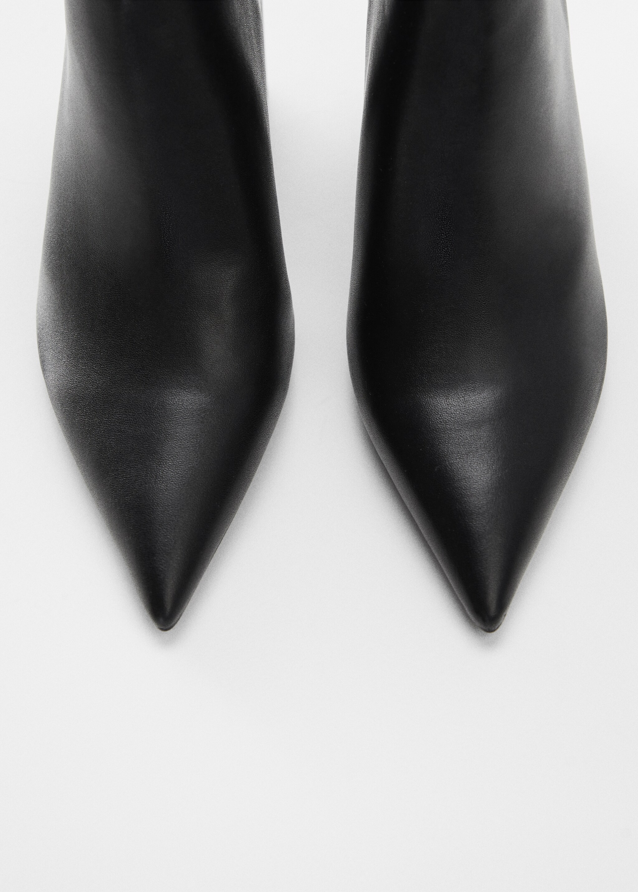 Pointed-toe ankle boot swith zip closure - Details of the article 2