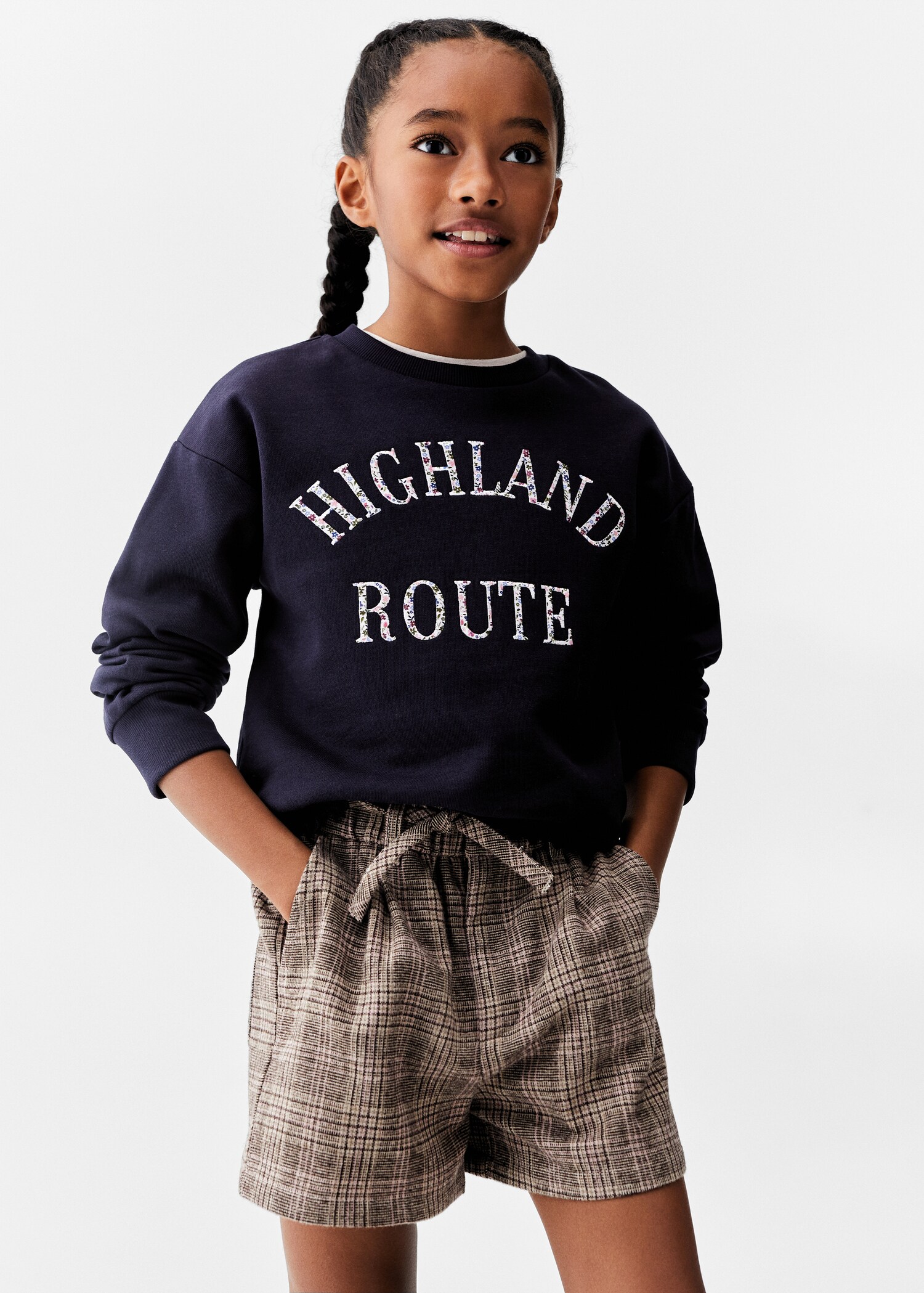 Sudadera mensaje bordado - Plano medio