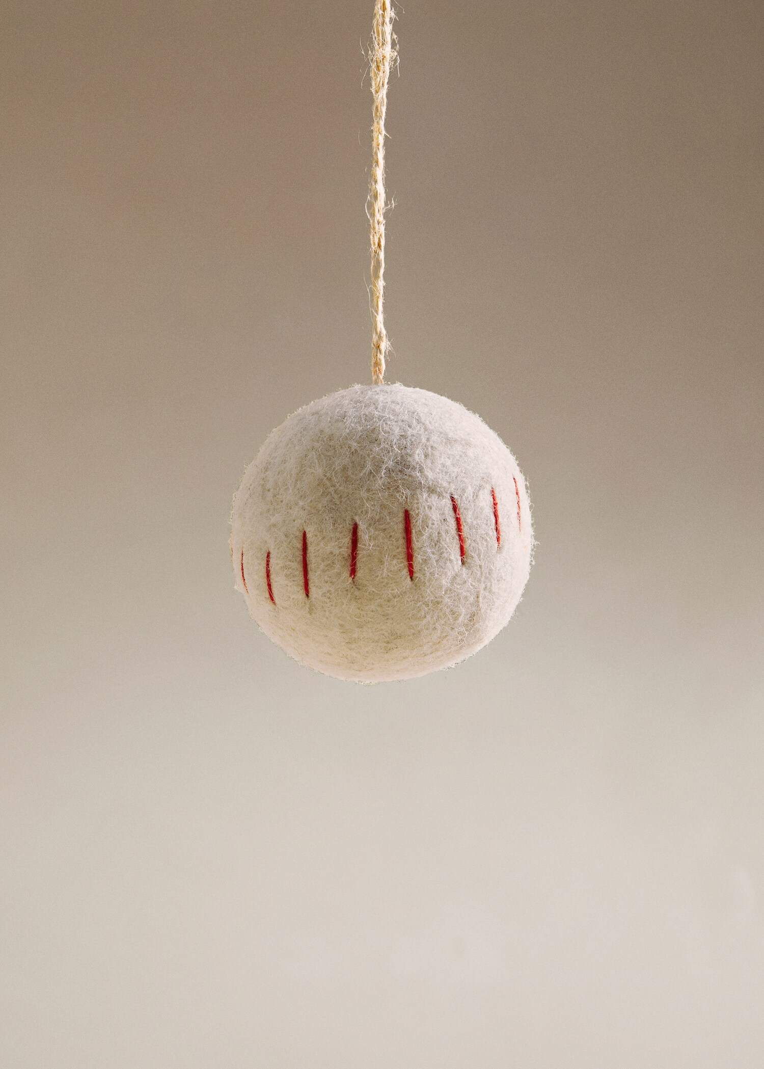 Felt ornament ball - Details of the article 7
