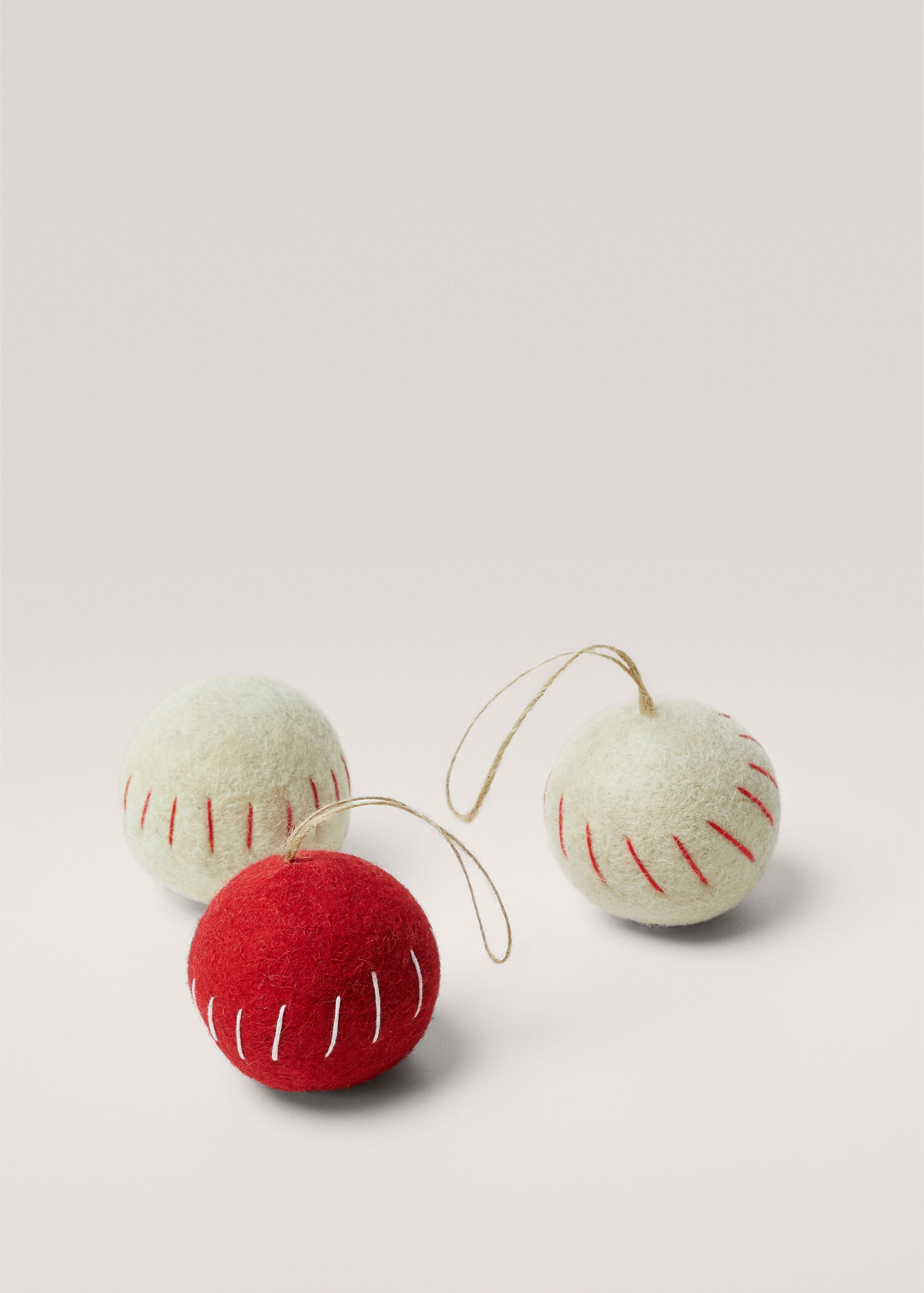 Felt ornament ball - Details of the article 2
