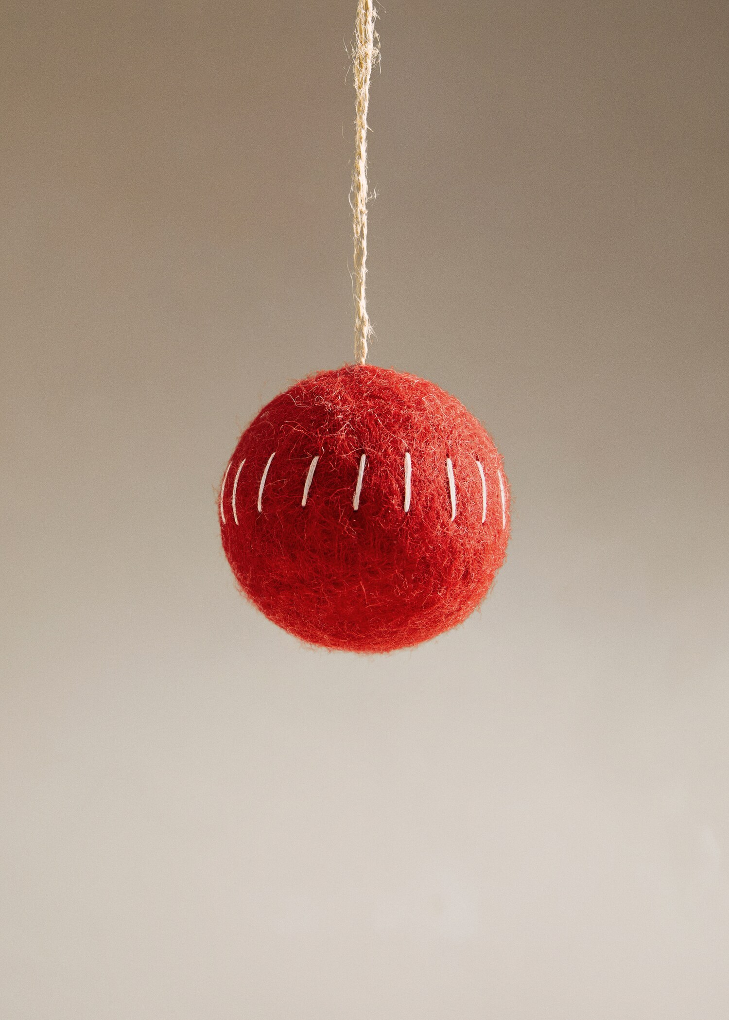 Felt ornament ball - Details of the article 7