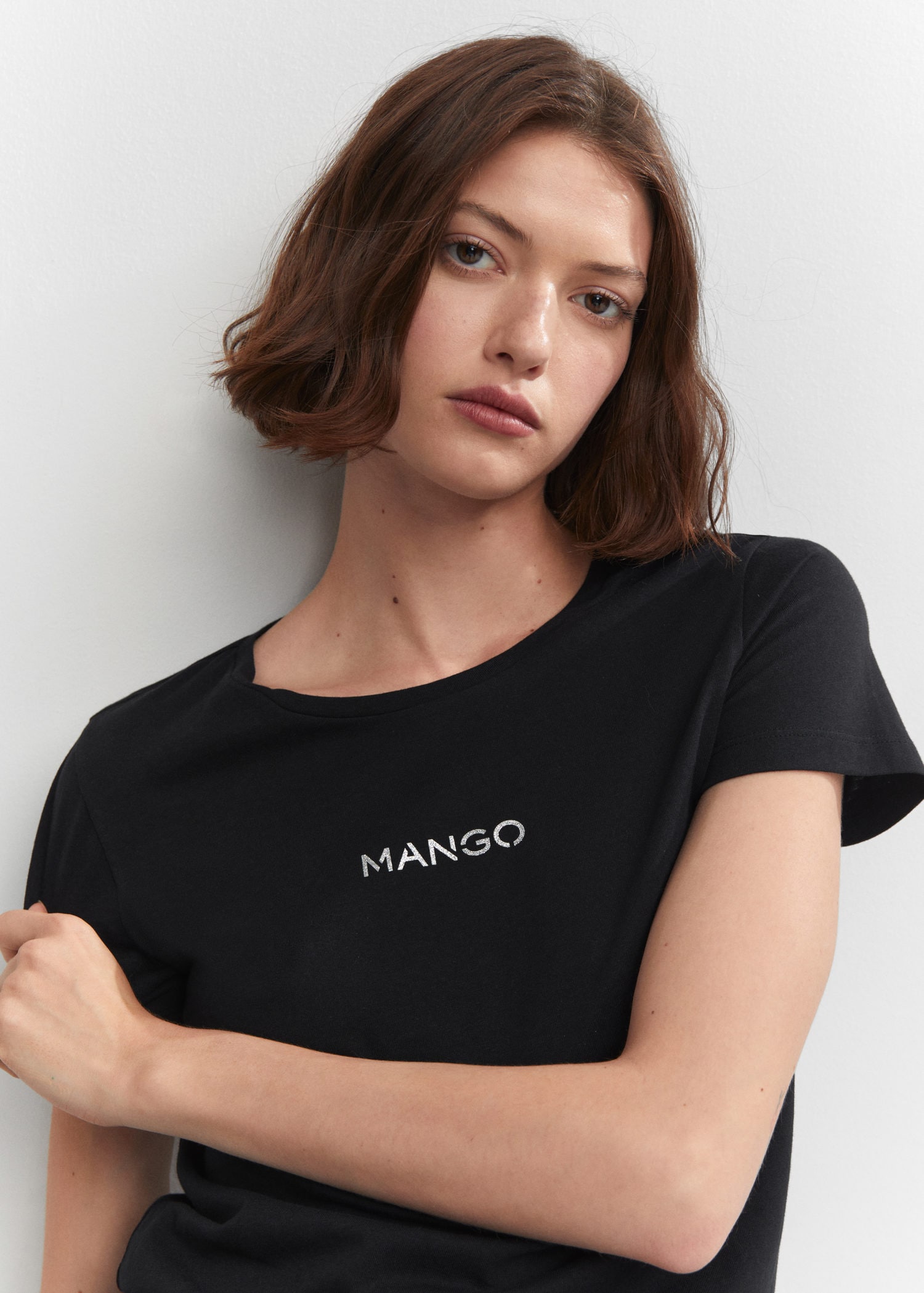 Metallic logo T-shirt | MANGO