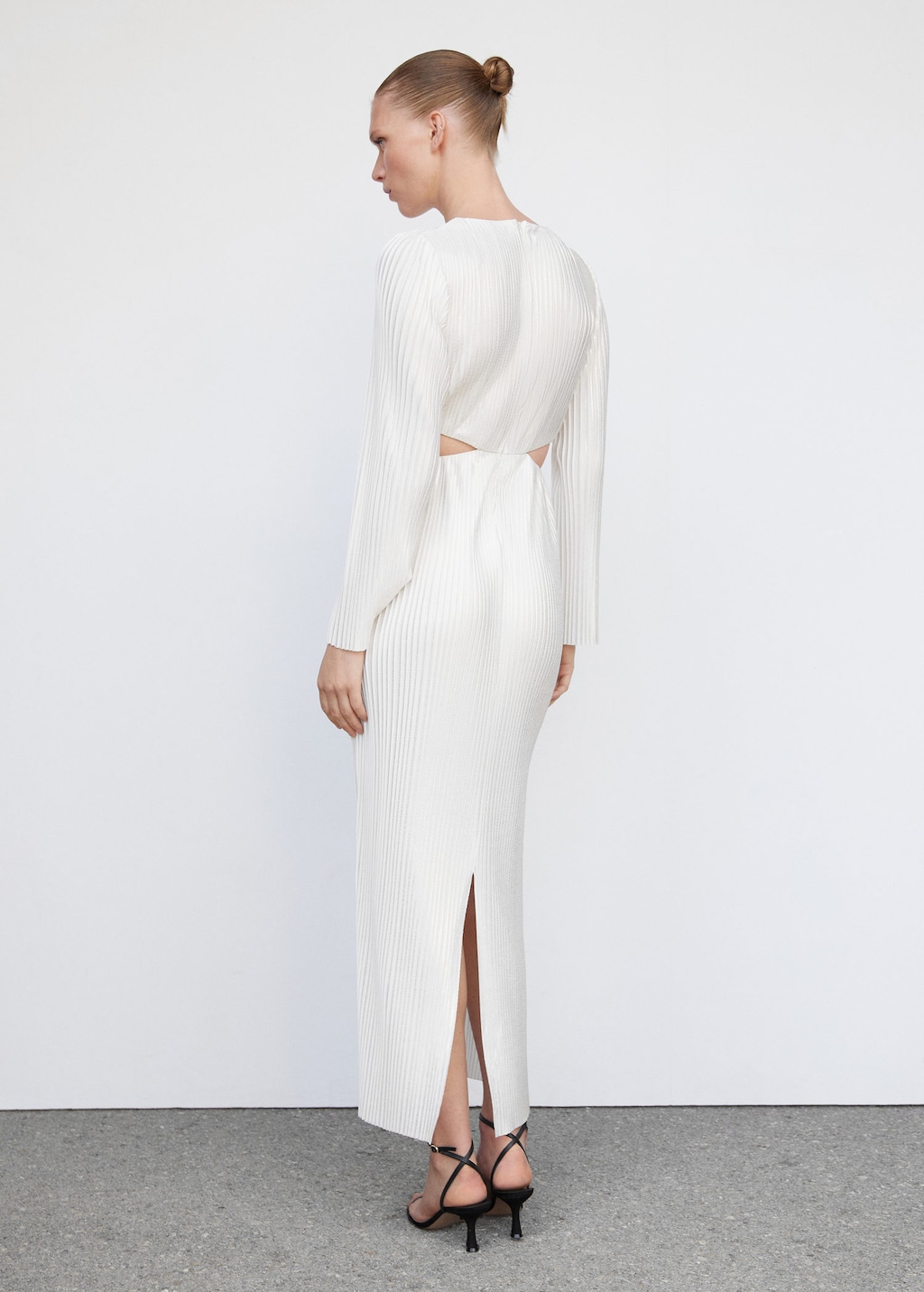 Pleated dress with slits