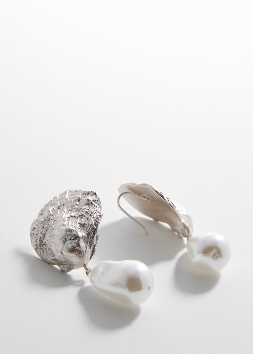 Mango pearl earrings deals