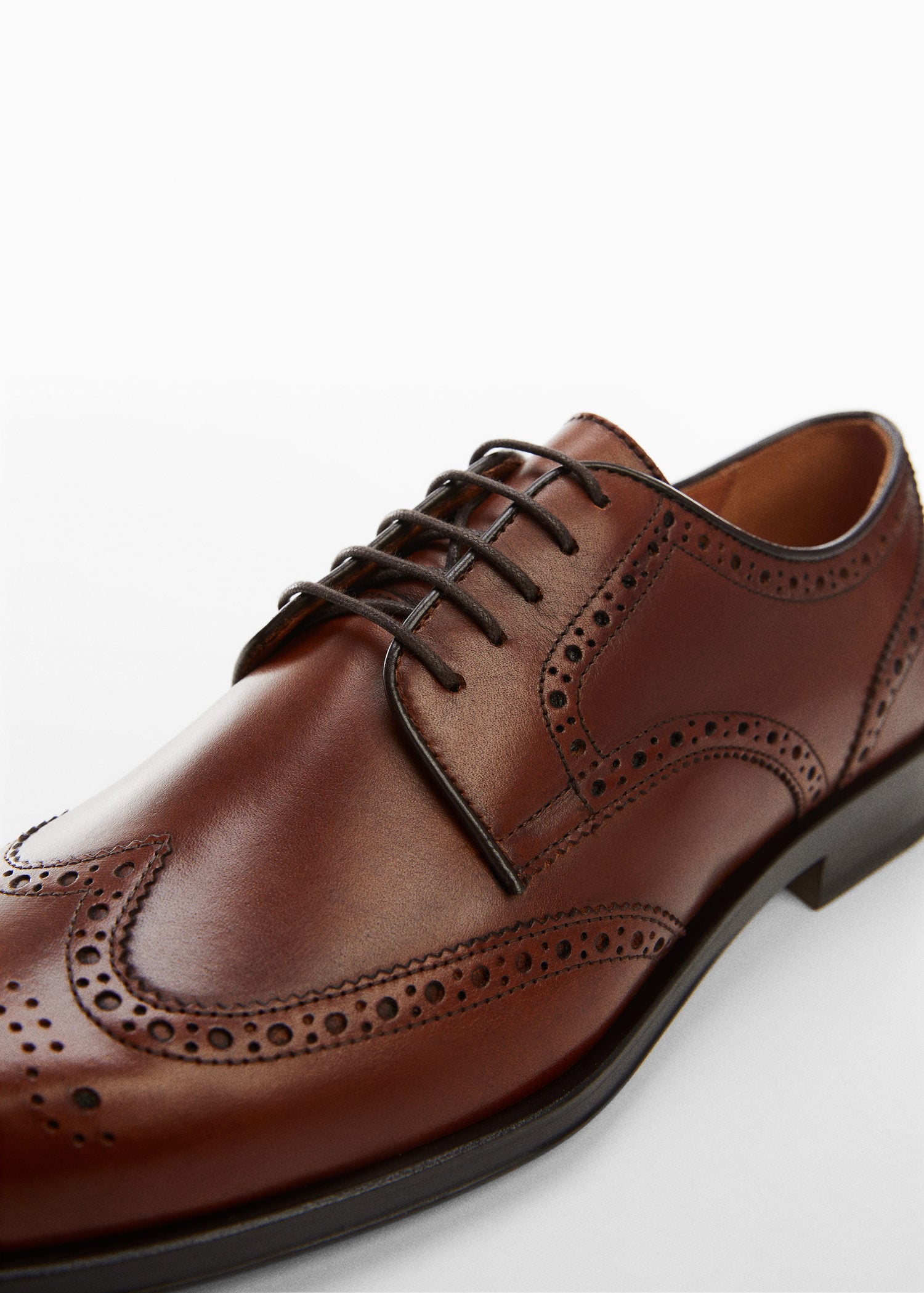 Chaussures habillées perforées cuir | MANGO