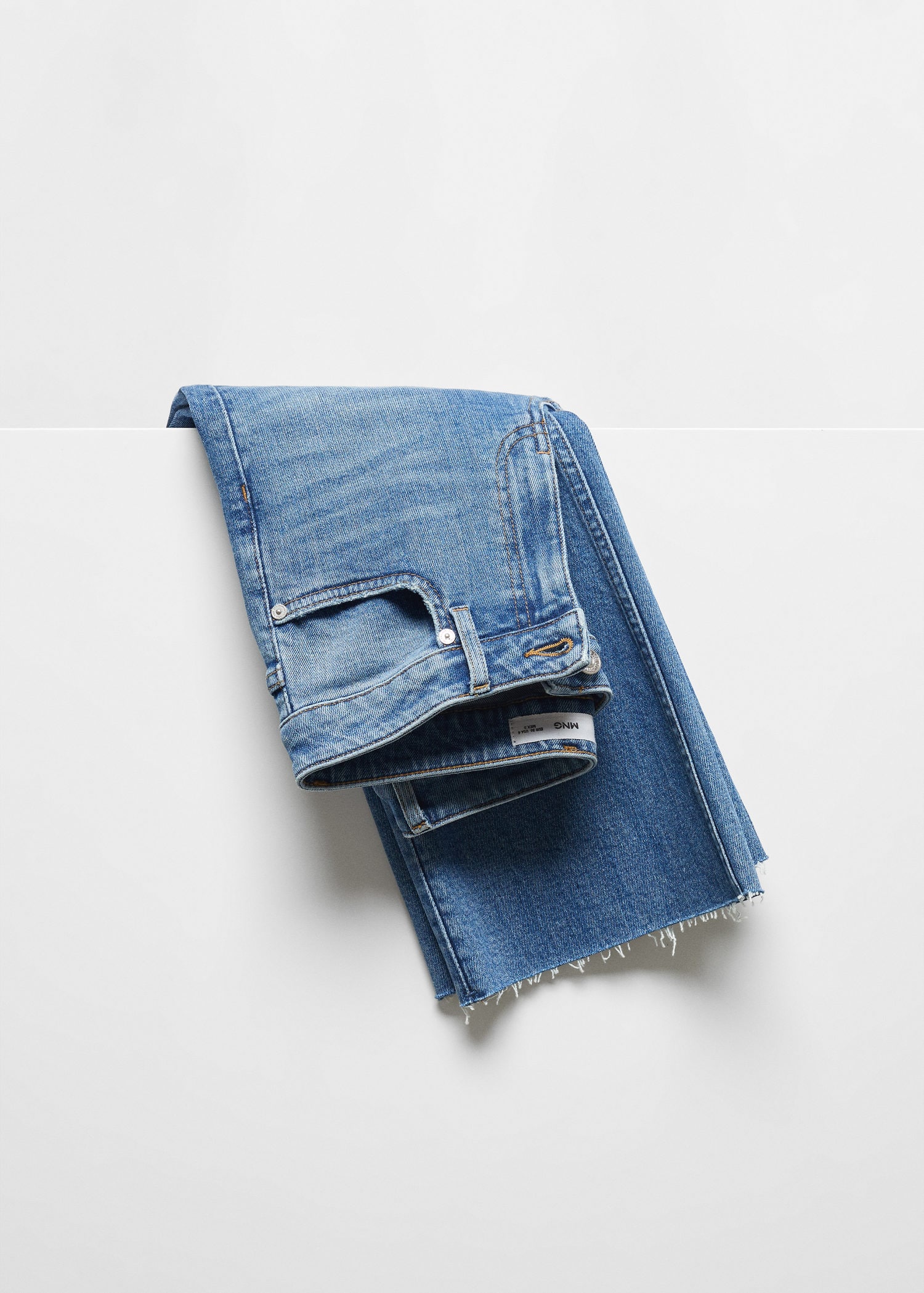 Medium-rise flared jeans | MANGO