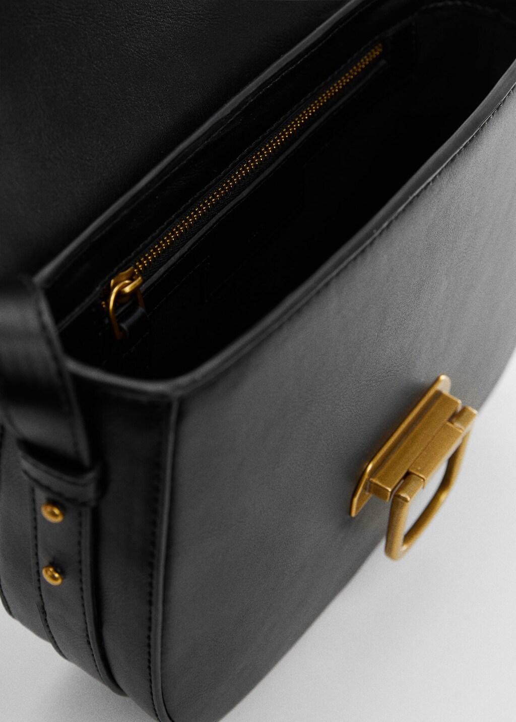 Shoulder bag with buckle