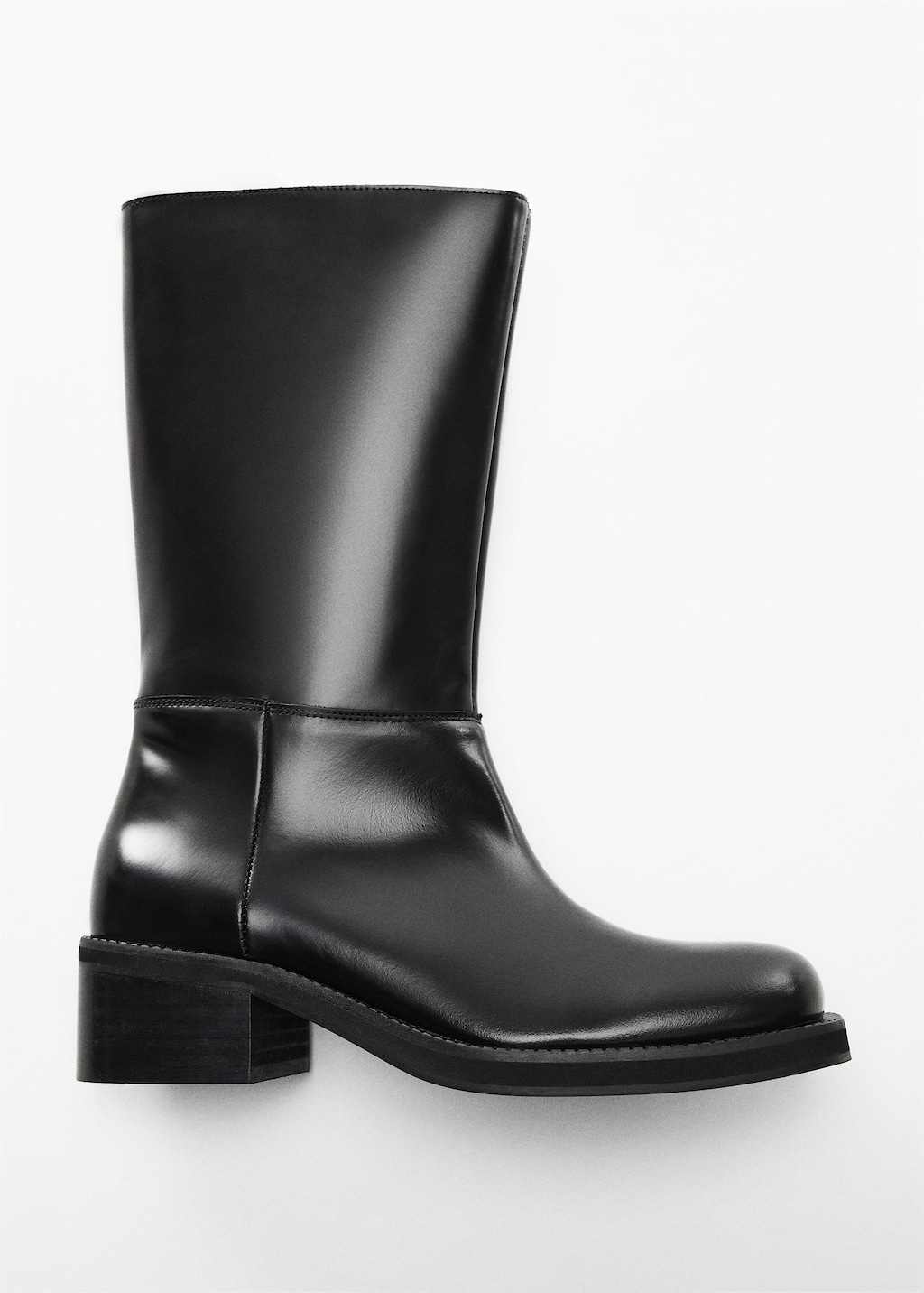 Leather boots with zip closure