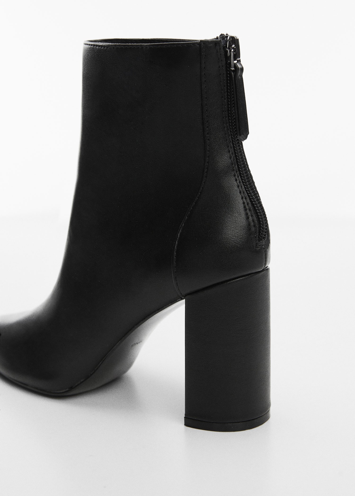 Pointed-toe ankle boot swith zip closure