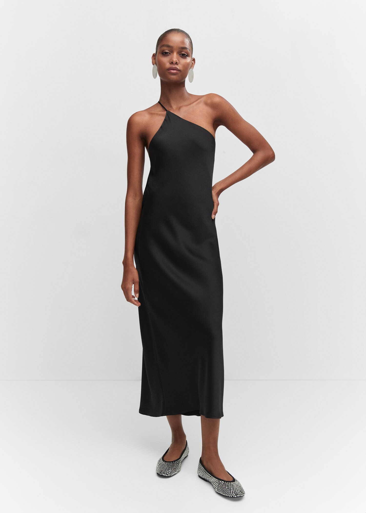 Robe satinée dos nu - Plan général