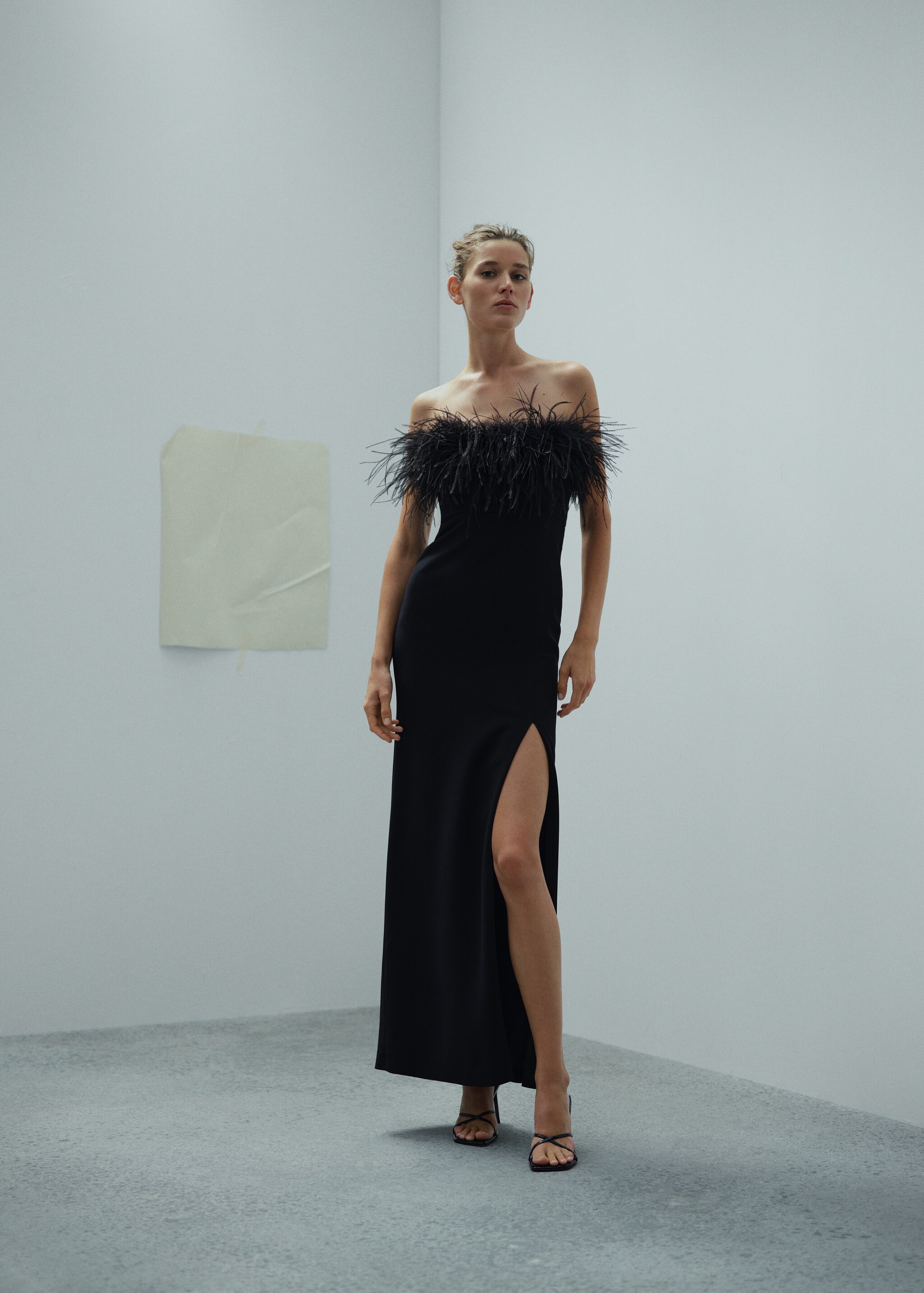 Strapless dress with feather detail - General plane