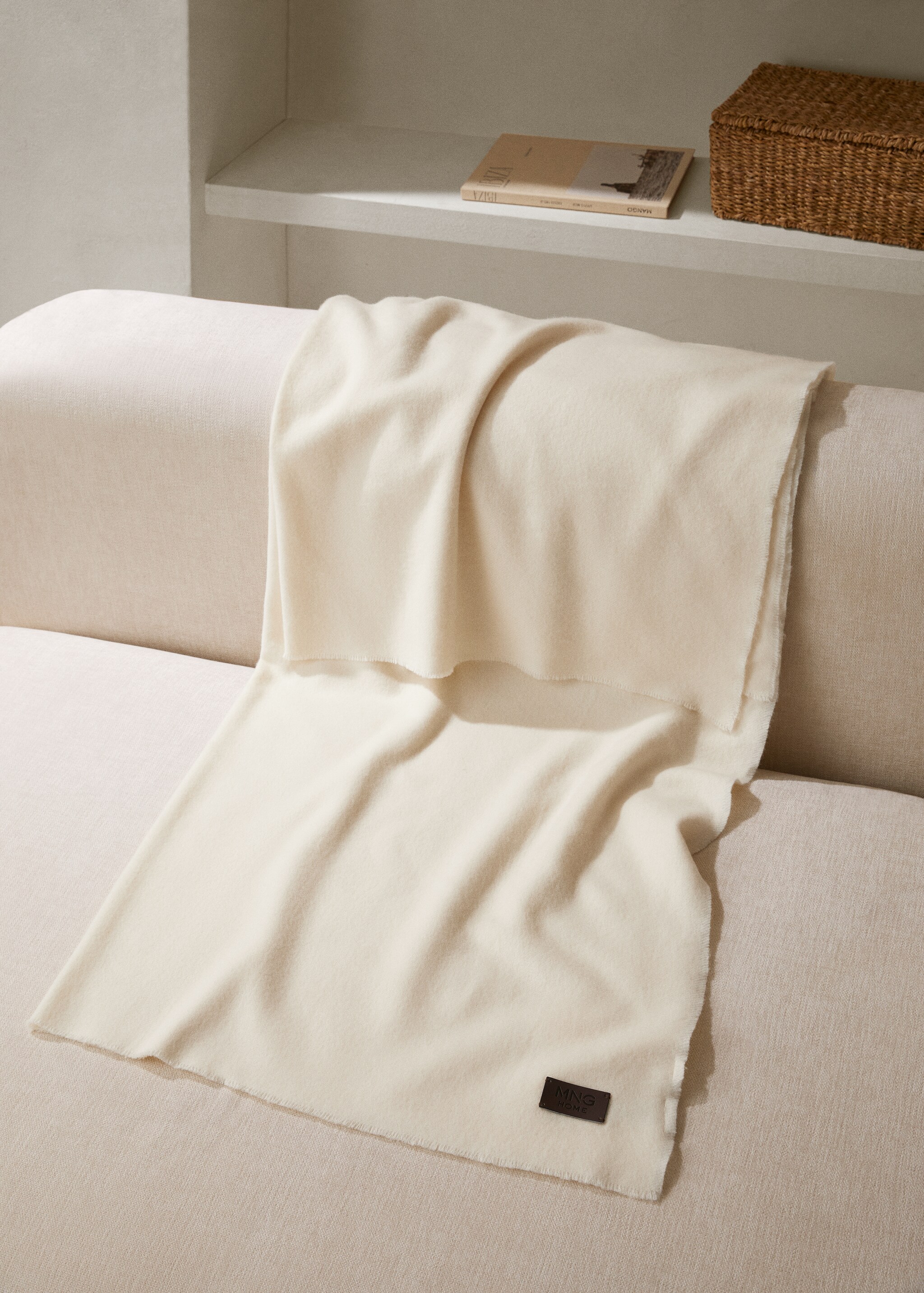 Soft wool and cashmere blanket - General plane