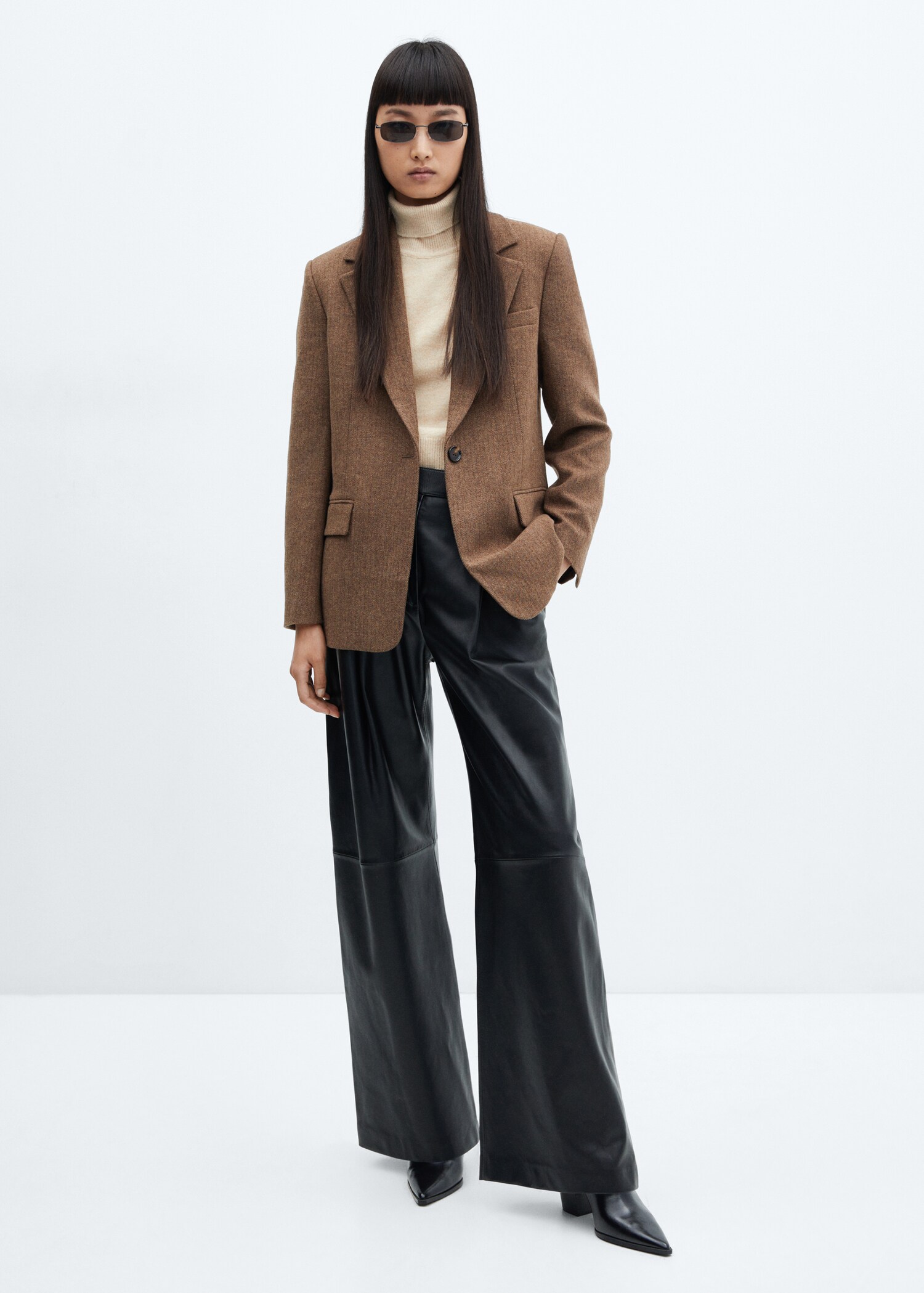 Turtleneck knitted sweater - General plane