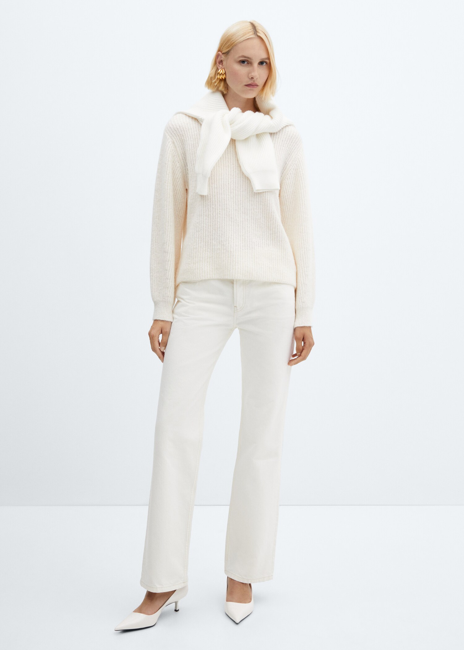 Round-neck knitted sweater  - General plane