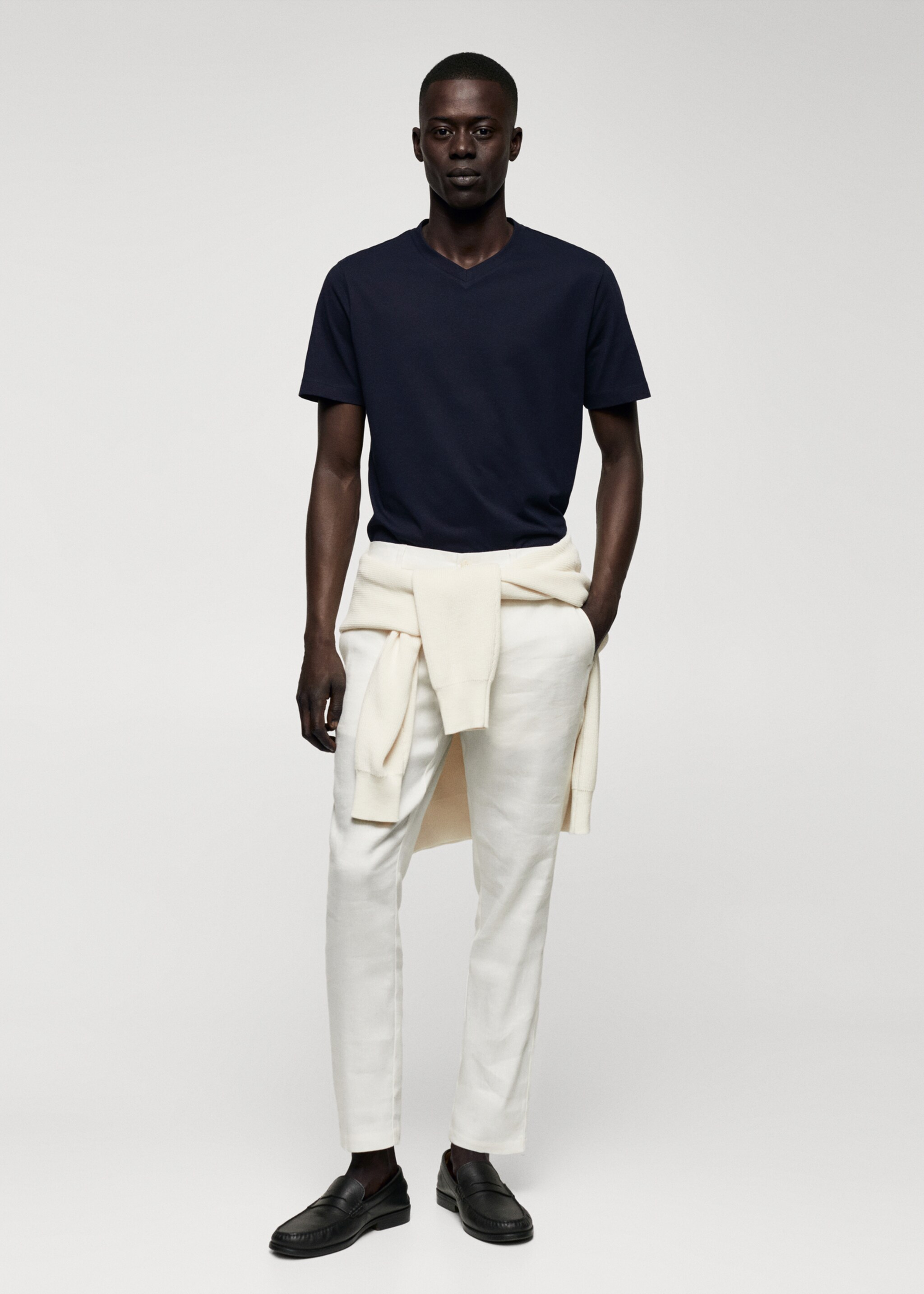 تي شيرت قطن أساسي برقبة على شكل V - رؤية عامة, كحلي غامق. Ref: 57010794-00.