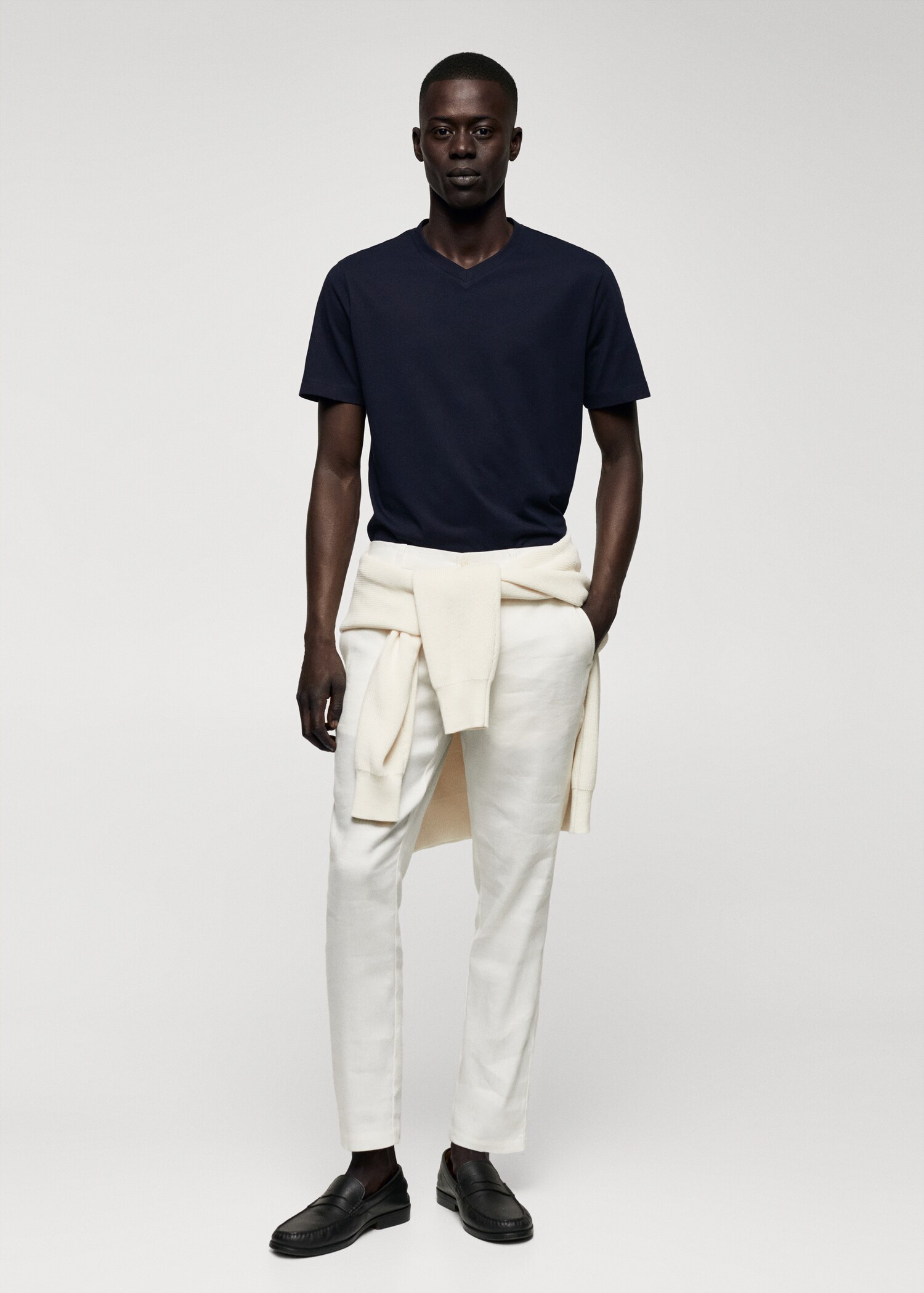 Basic cotton V-neck T-shirt - General plane
