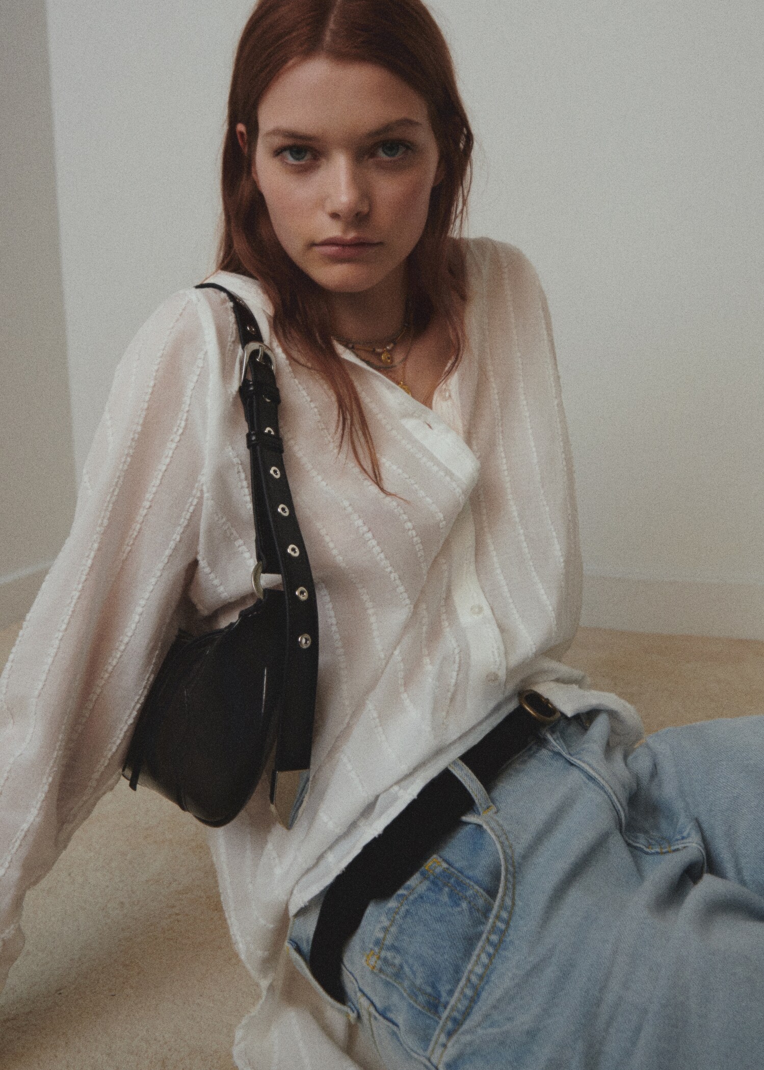 Shoulder bag with decorative stitching - General plane