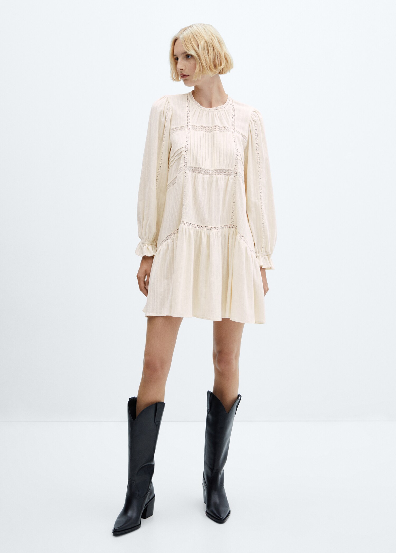 Besticktes Kleid mit Ballonärmeln - Allgemeine Ansicht