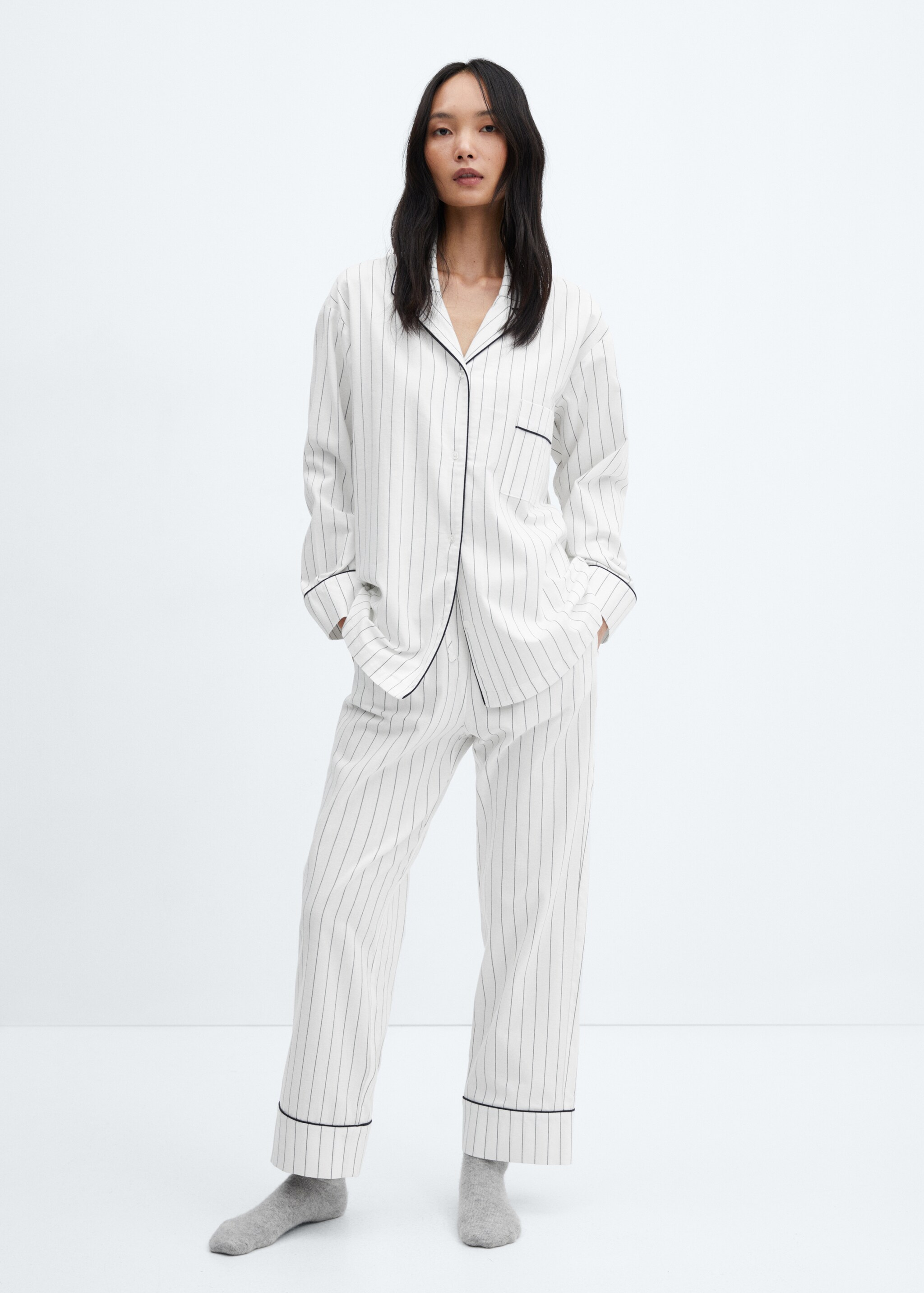 Çizgili pijama pantolon - Genel plan