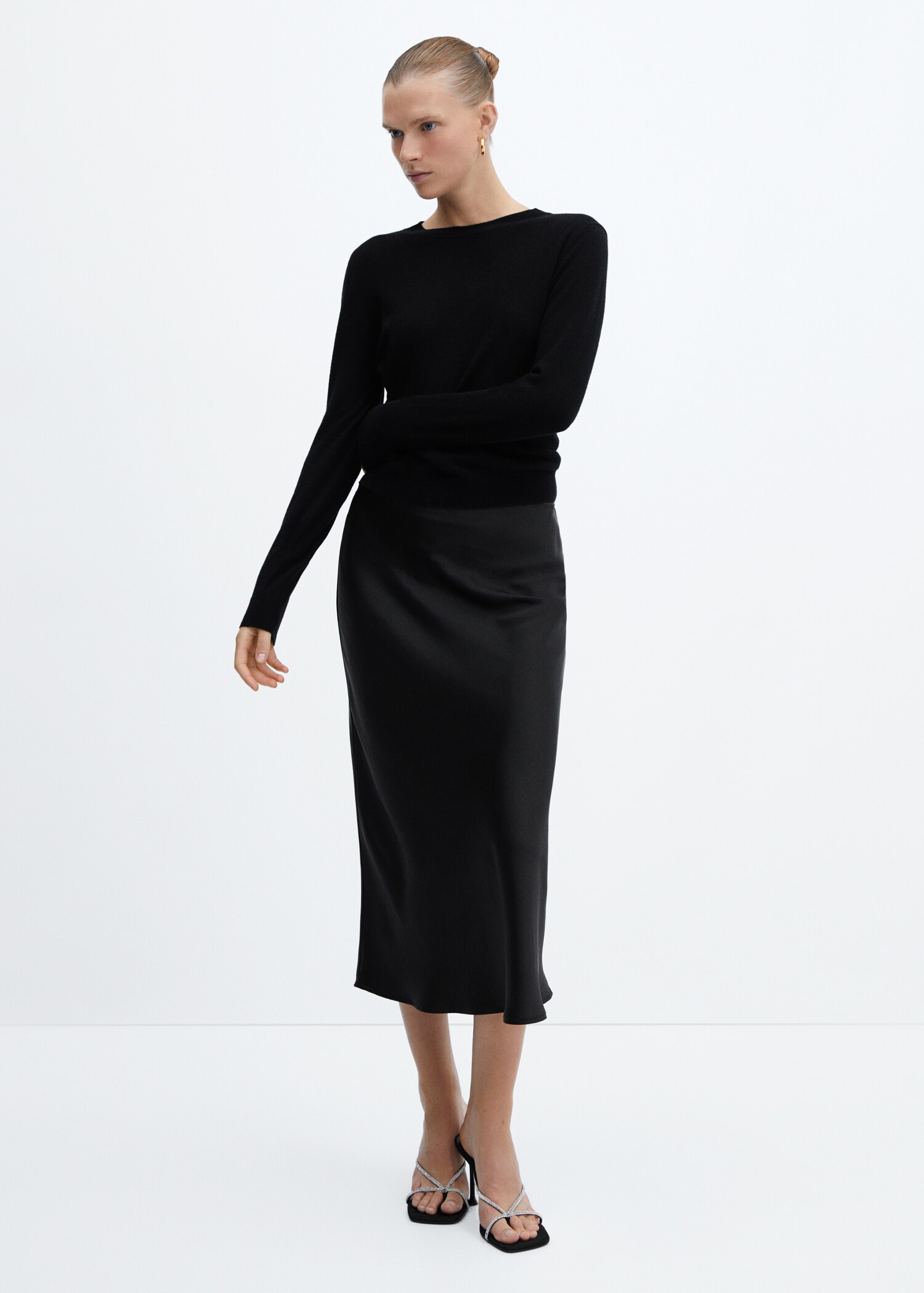 Falda midi satinada - Plano general