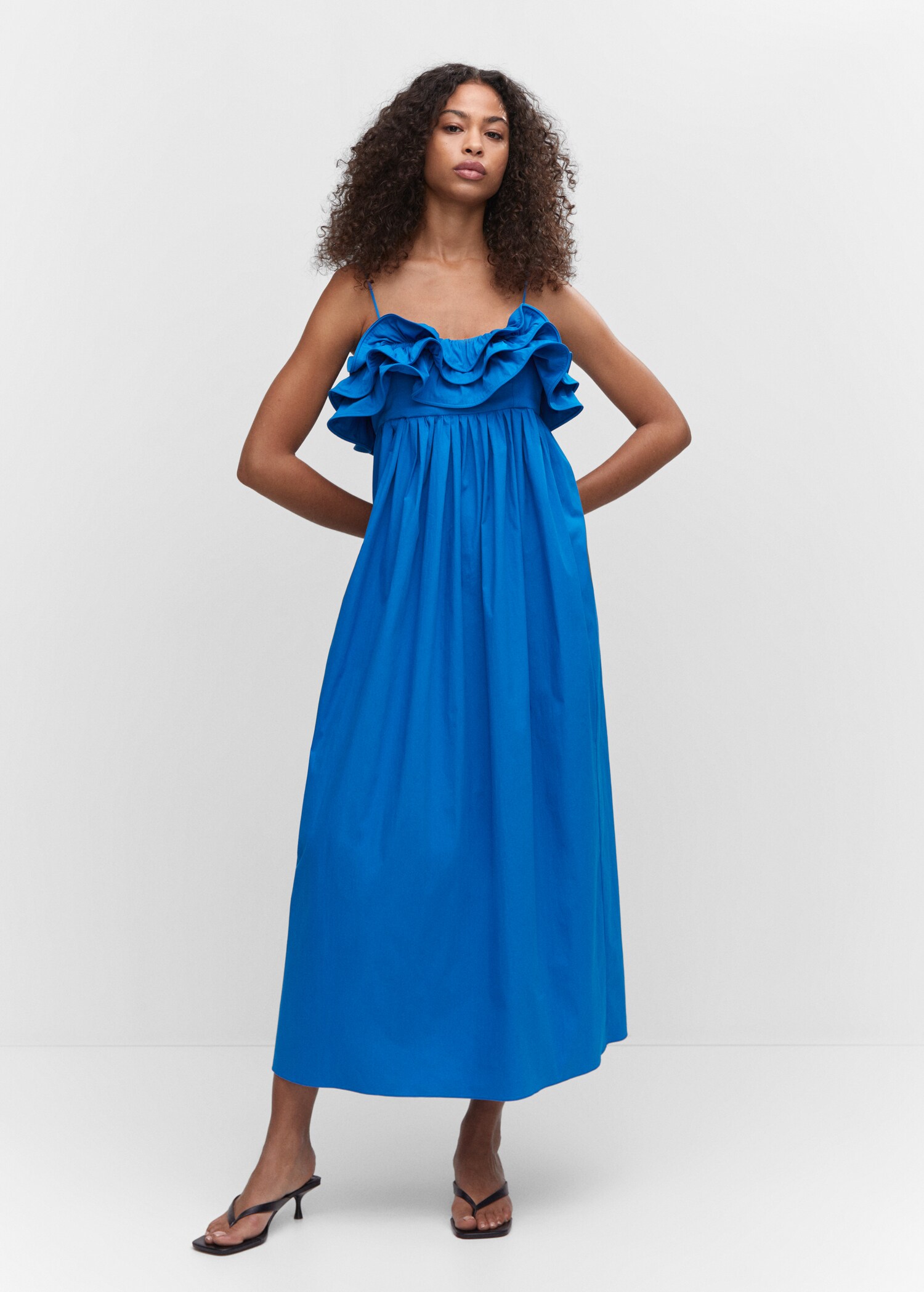 Long dress with ruffles - General plane