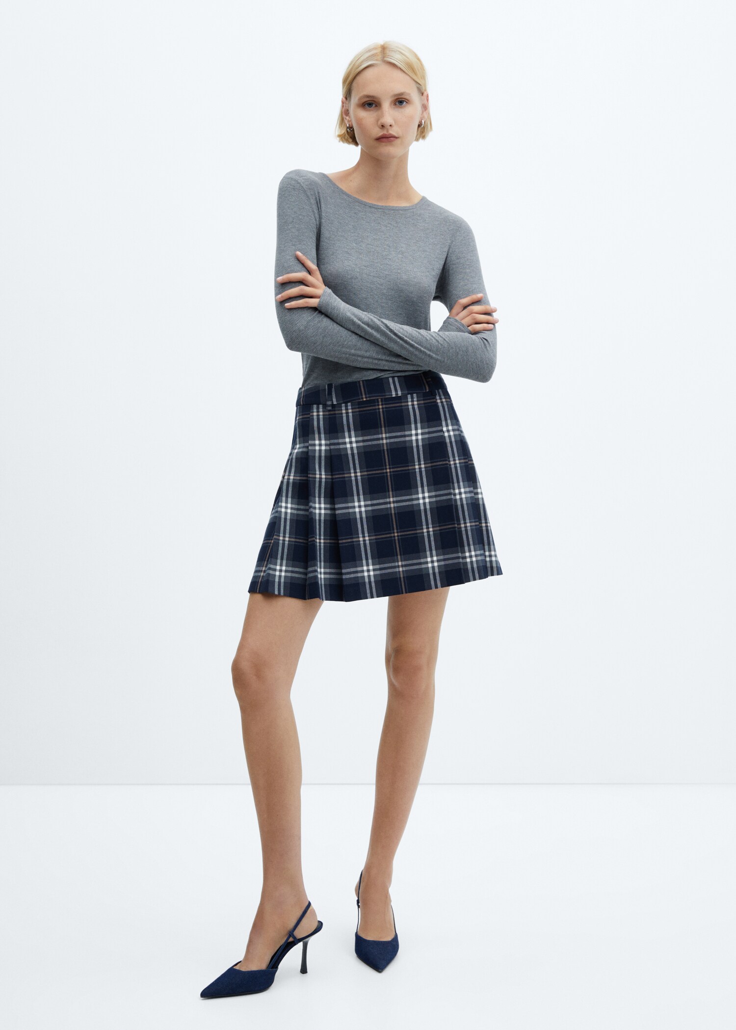 Pleated mini-skirt - General plane
