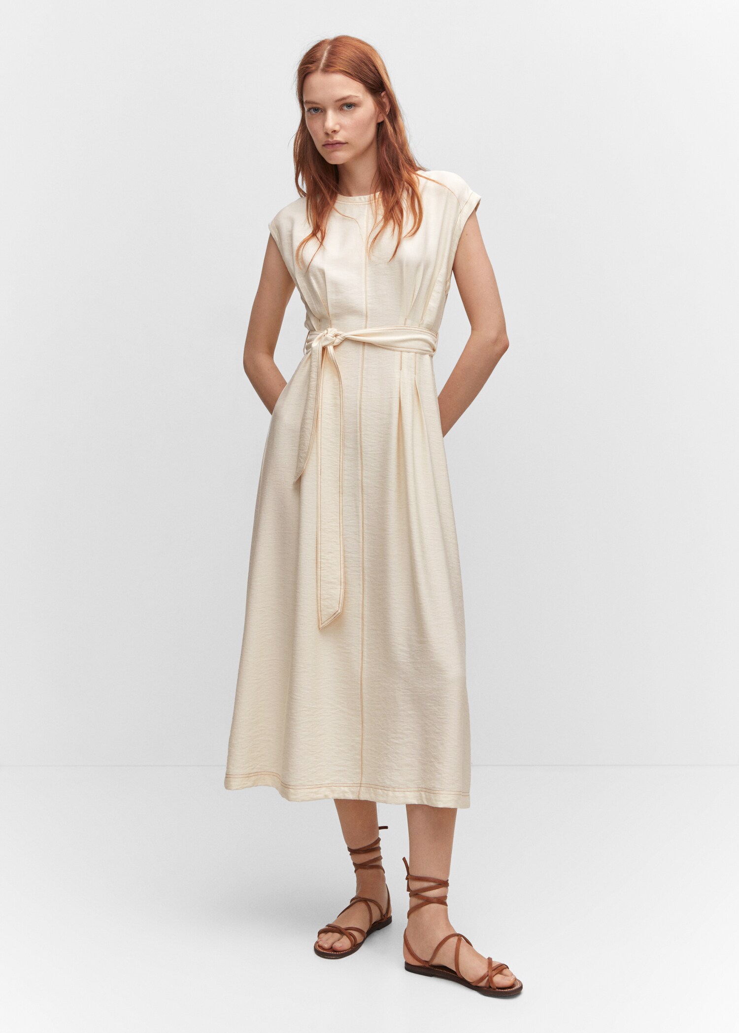 Dress with seams, belt and bow - General plane
