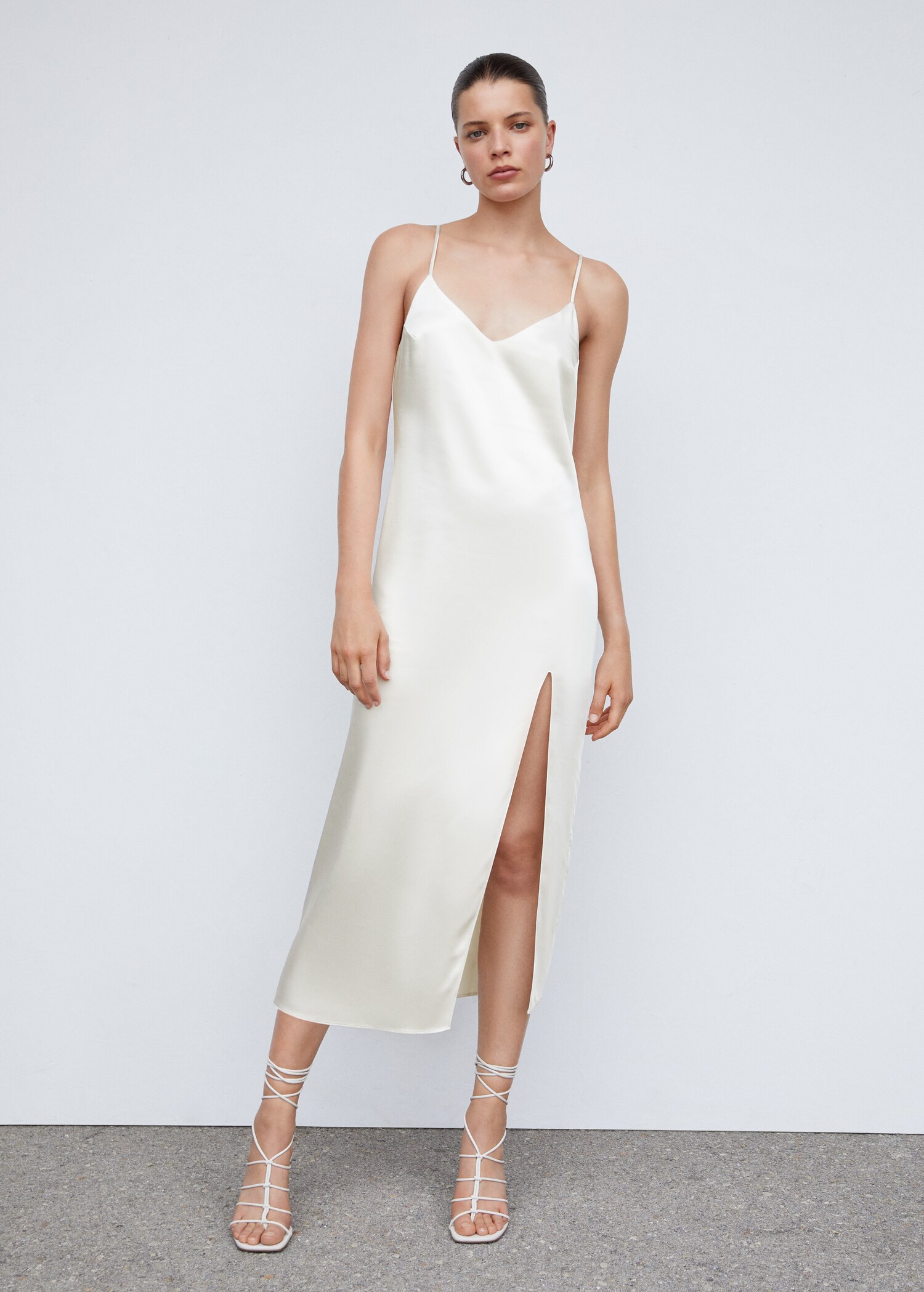 Robe satinée ouverture - Plan général