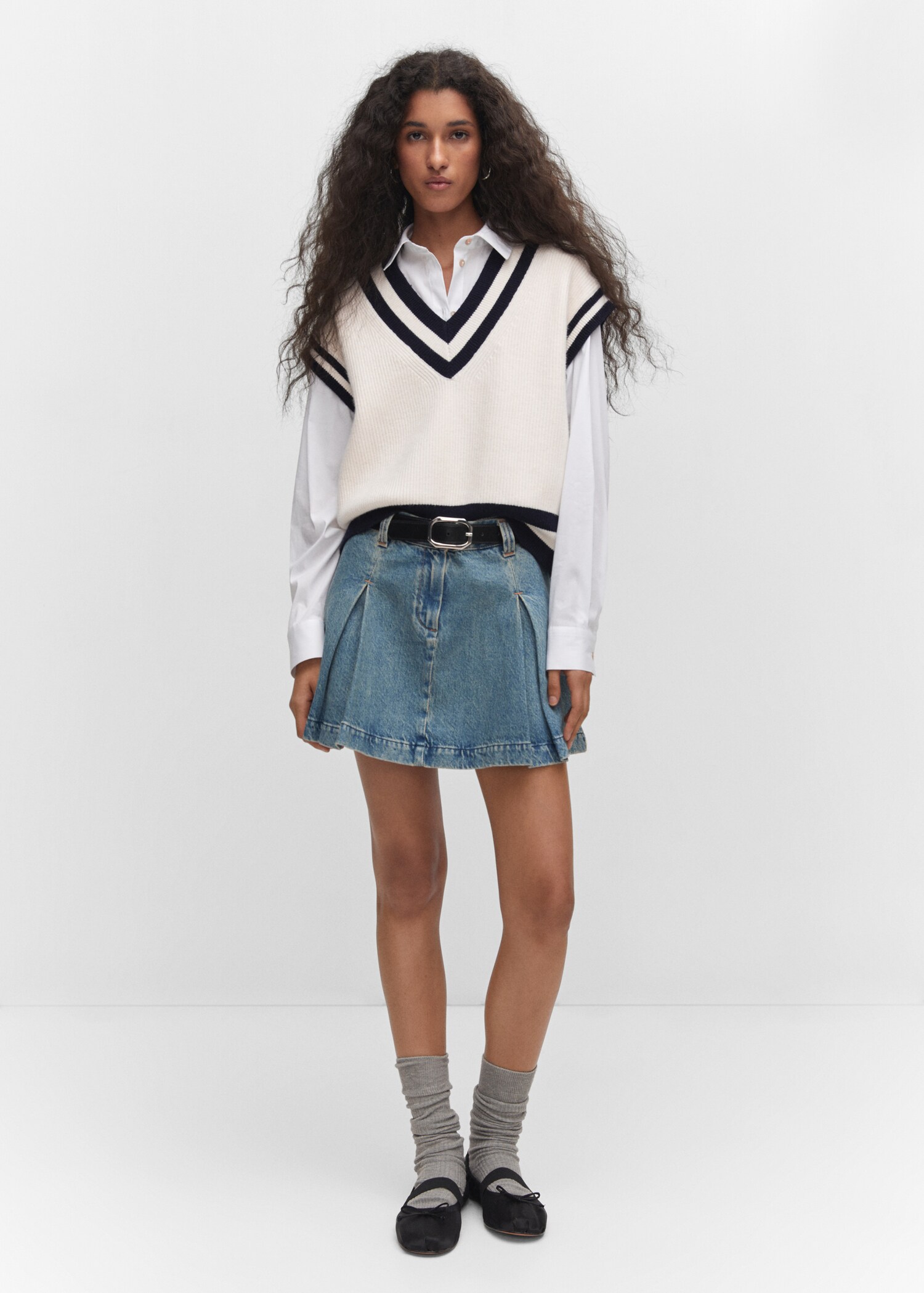 Contrast V-neck vest - General plane