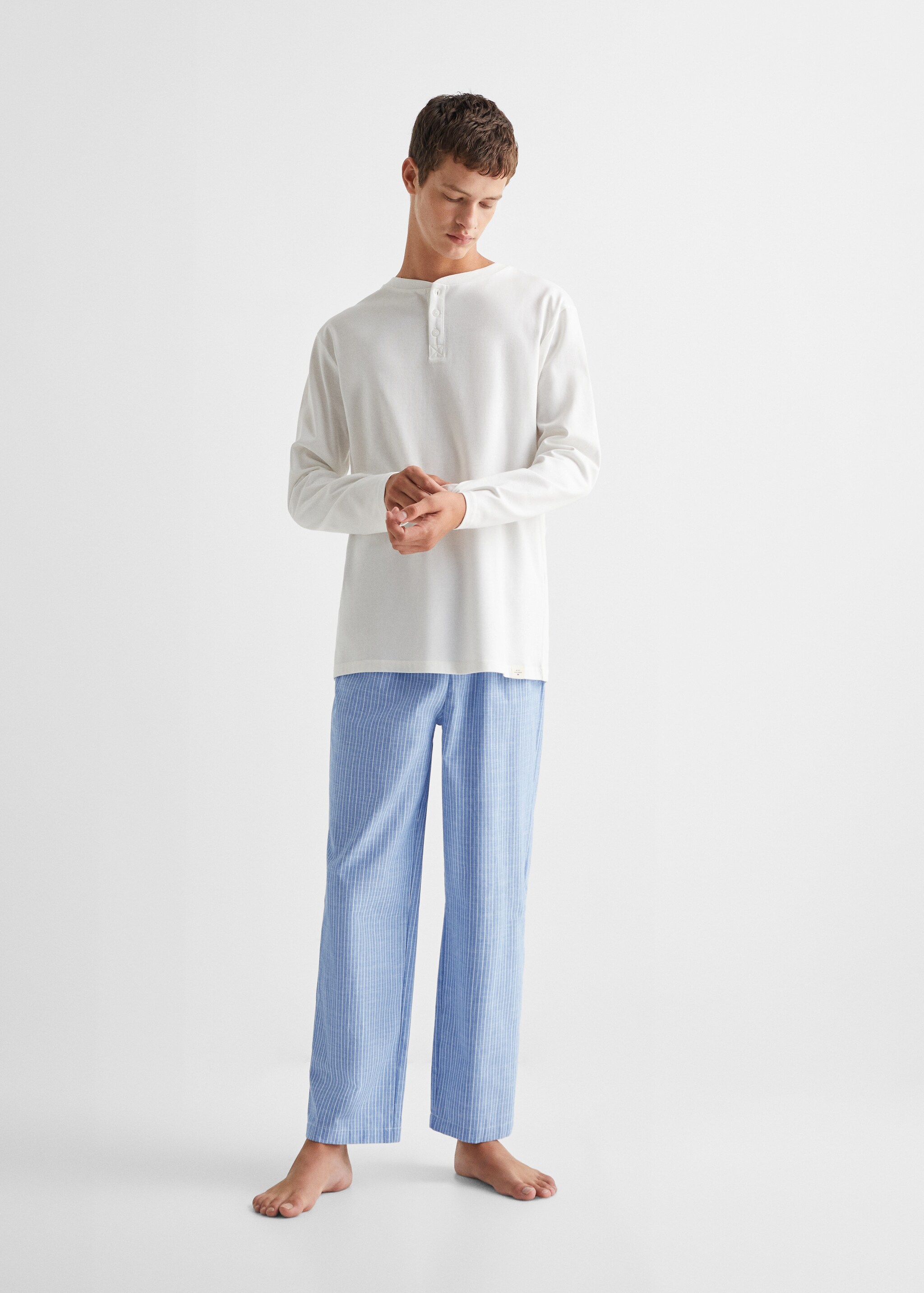 Пижама с брюками в полоску - Общий план
