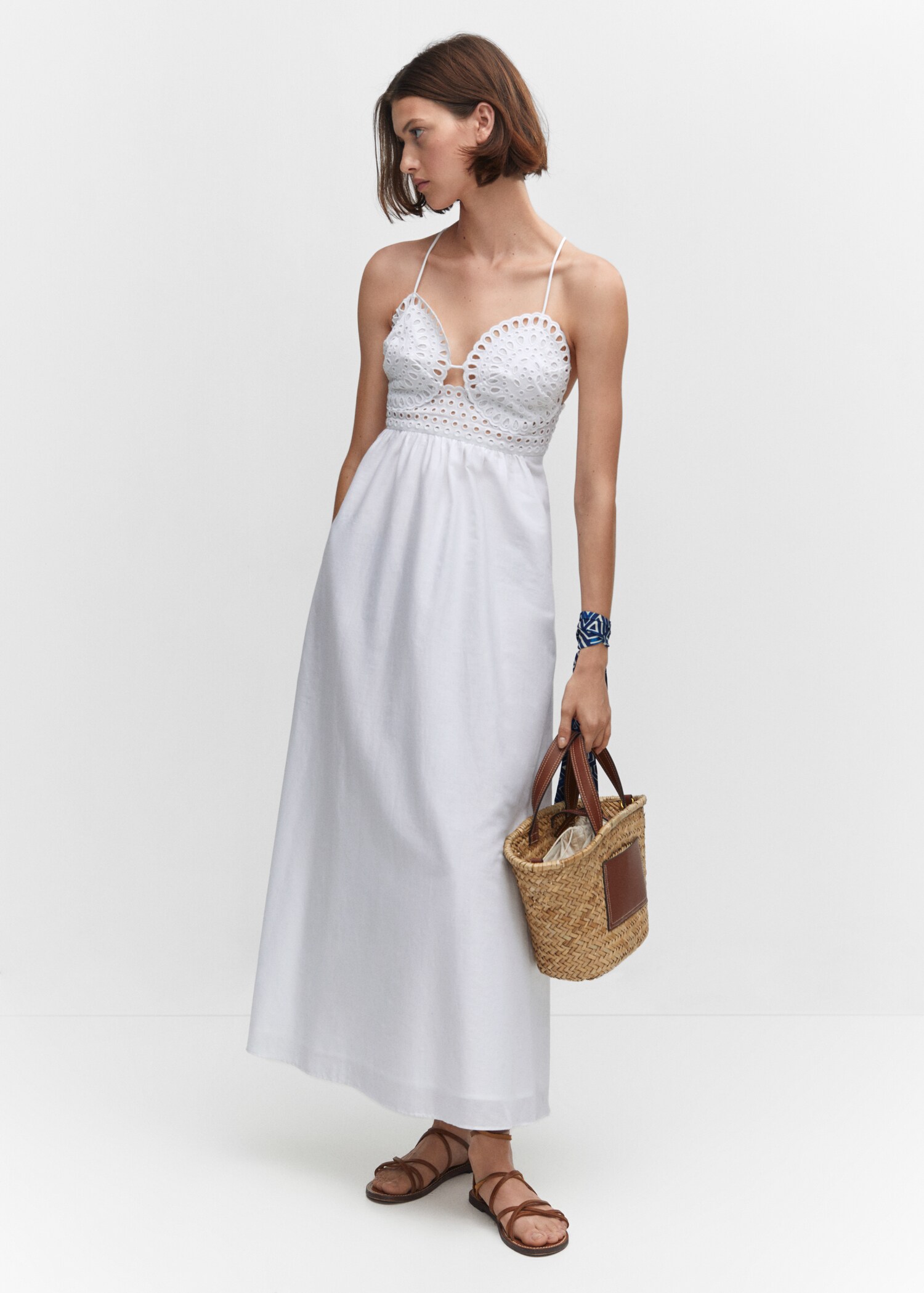 Embroidered v-neckline dress - General plane