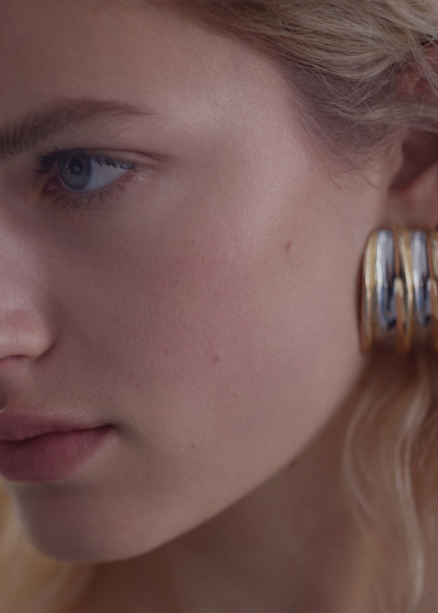 Earrings with wavy relief  - General plane