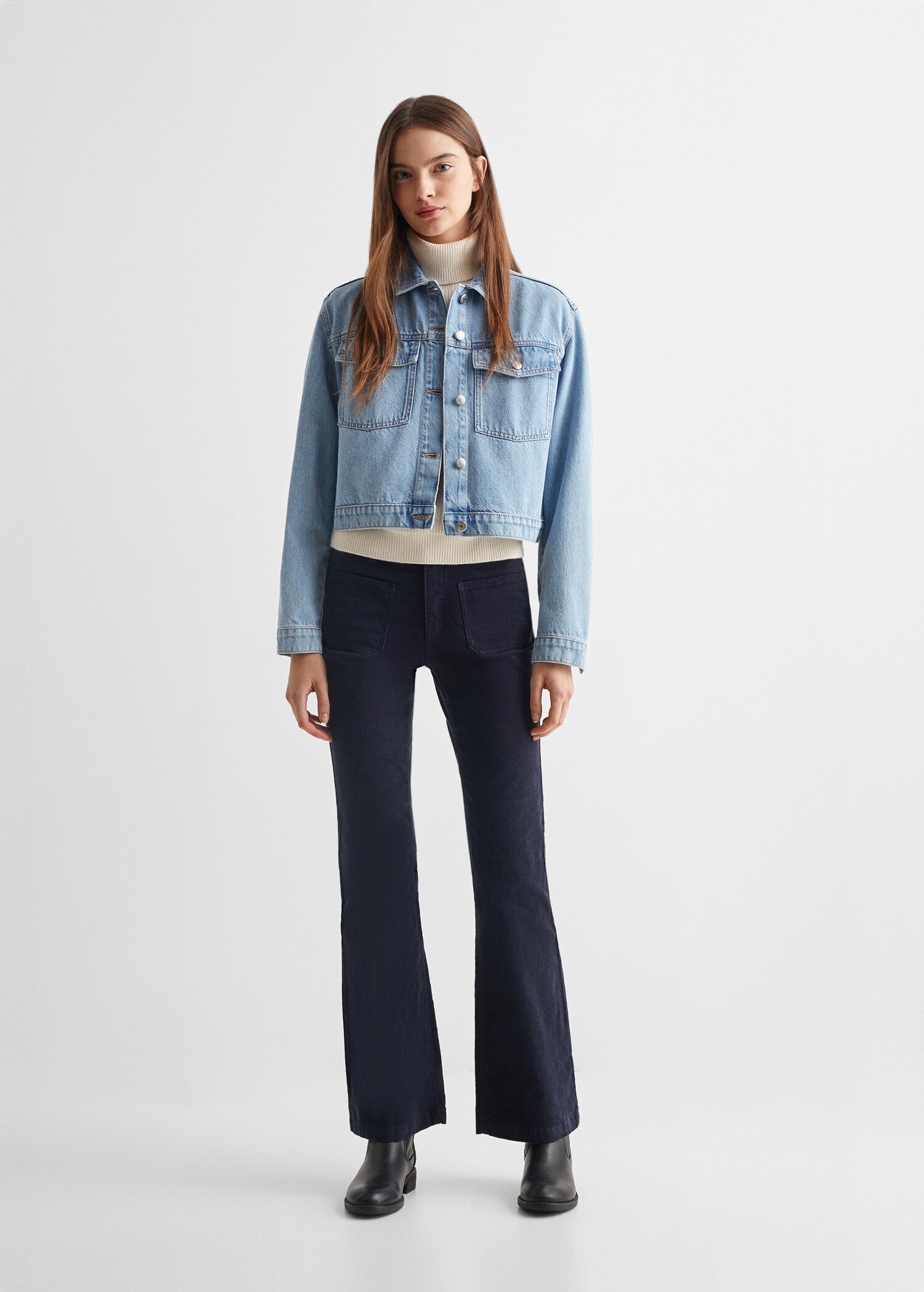 Cazadora crop denim - Plano general