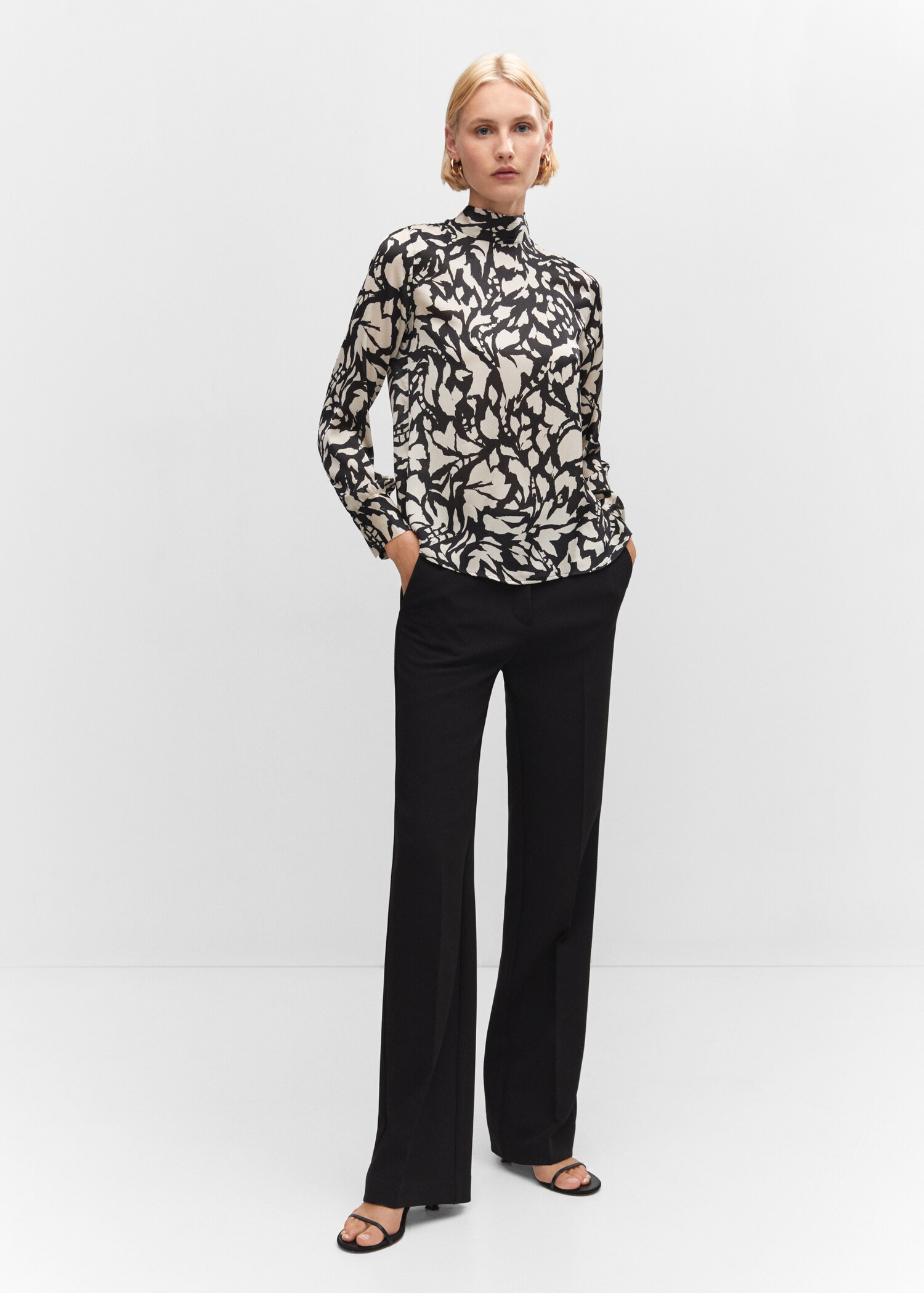 Blusa cuello alto lazo - Plano general