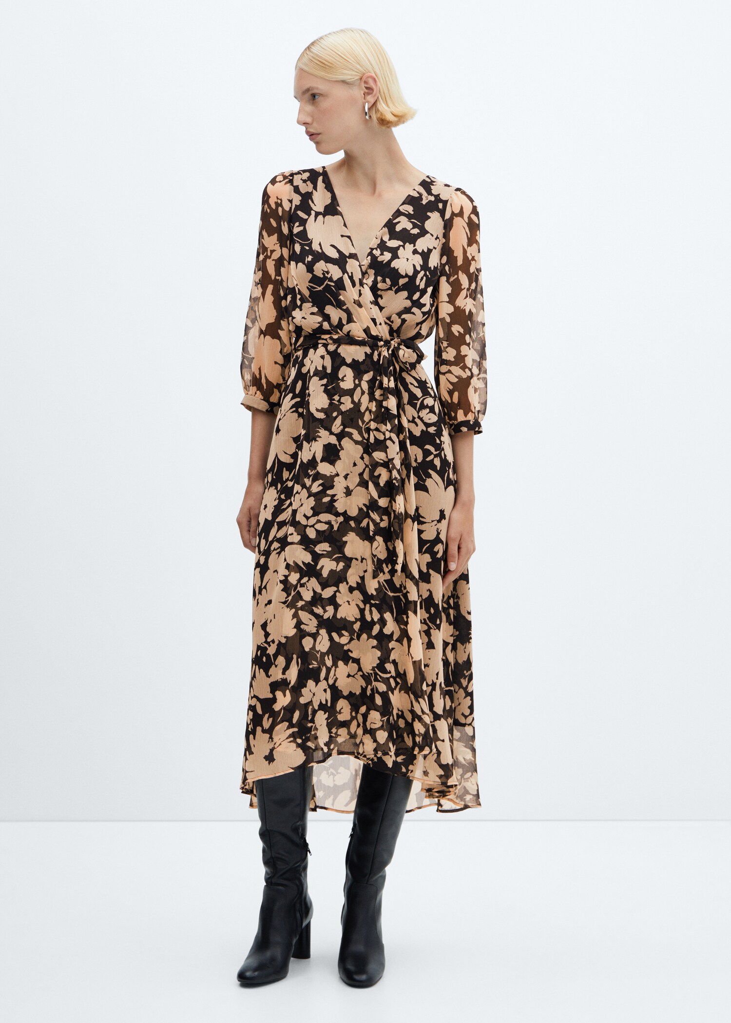 Vestido fluido com estampado floral - Plano geral
