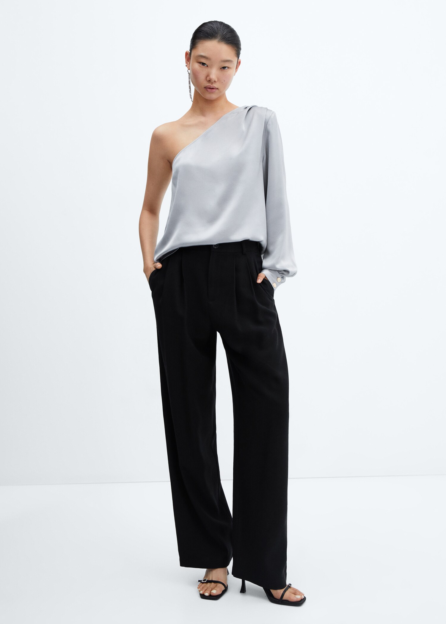 Blouse épaule dénudée - Plan général