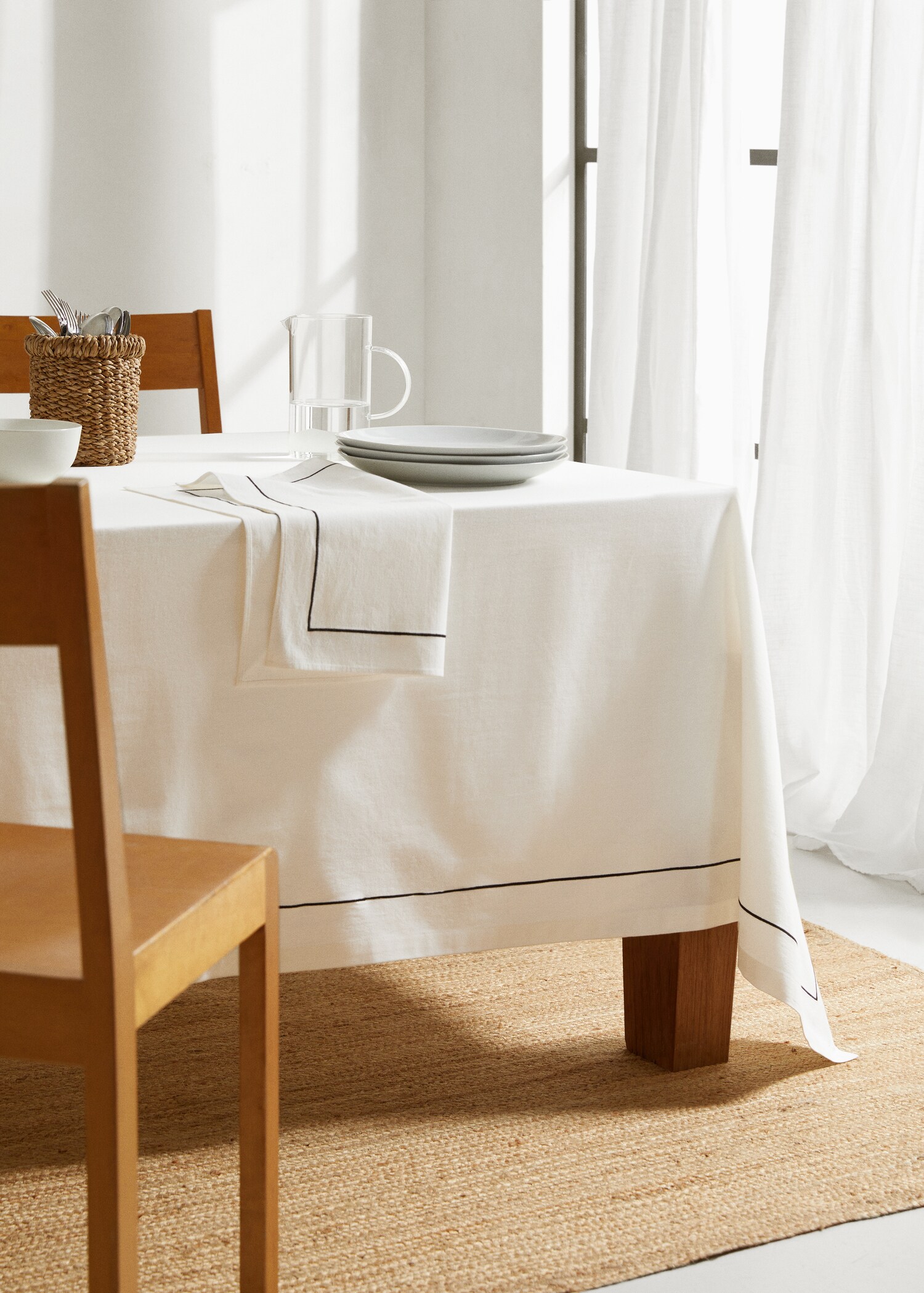 Nappe ligne brodée 100 % coton 150x150 cm - Plan général
