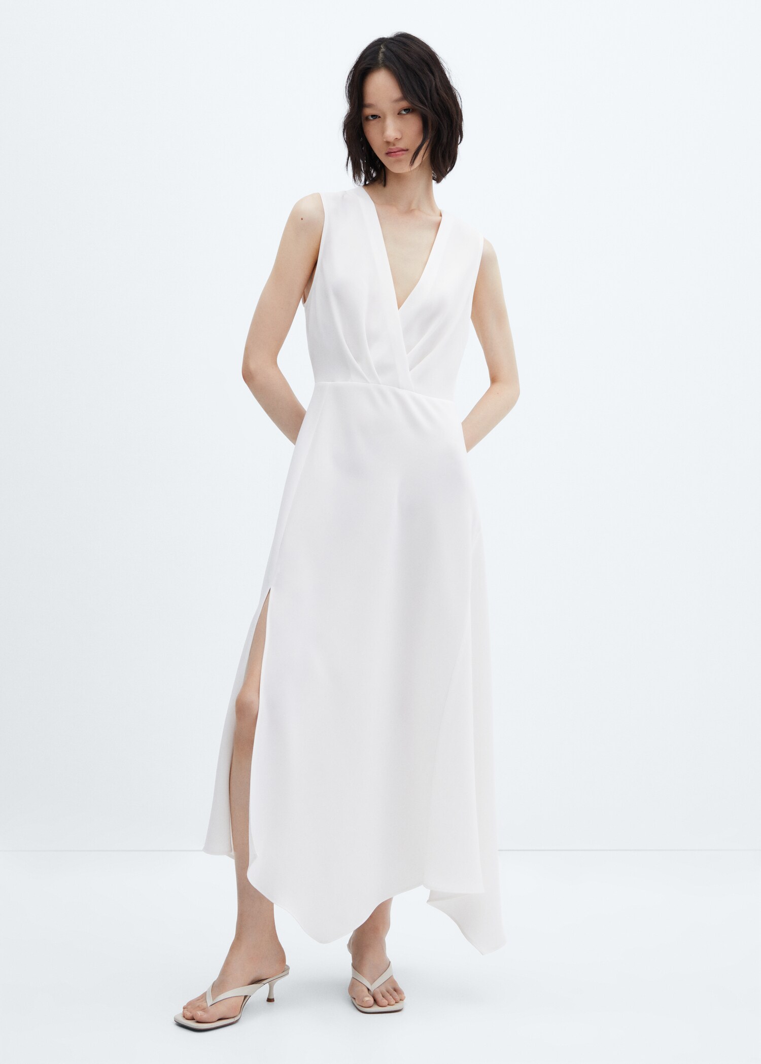 Asymmetrical dress with side slit - General plane