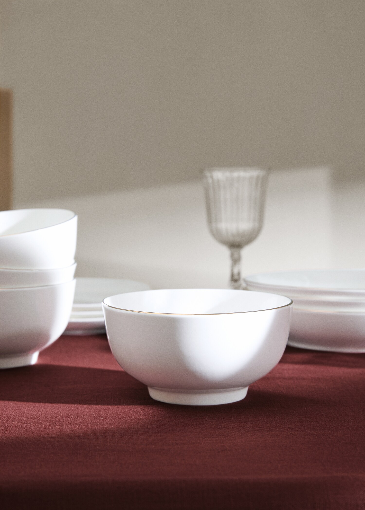 Gold-rimmed bowl - General plane