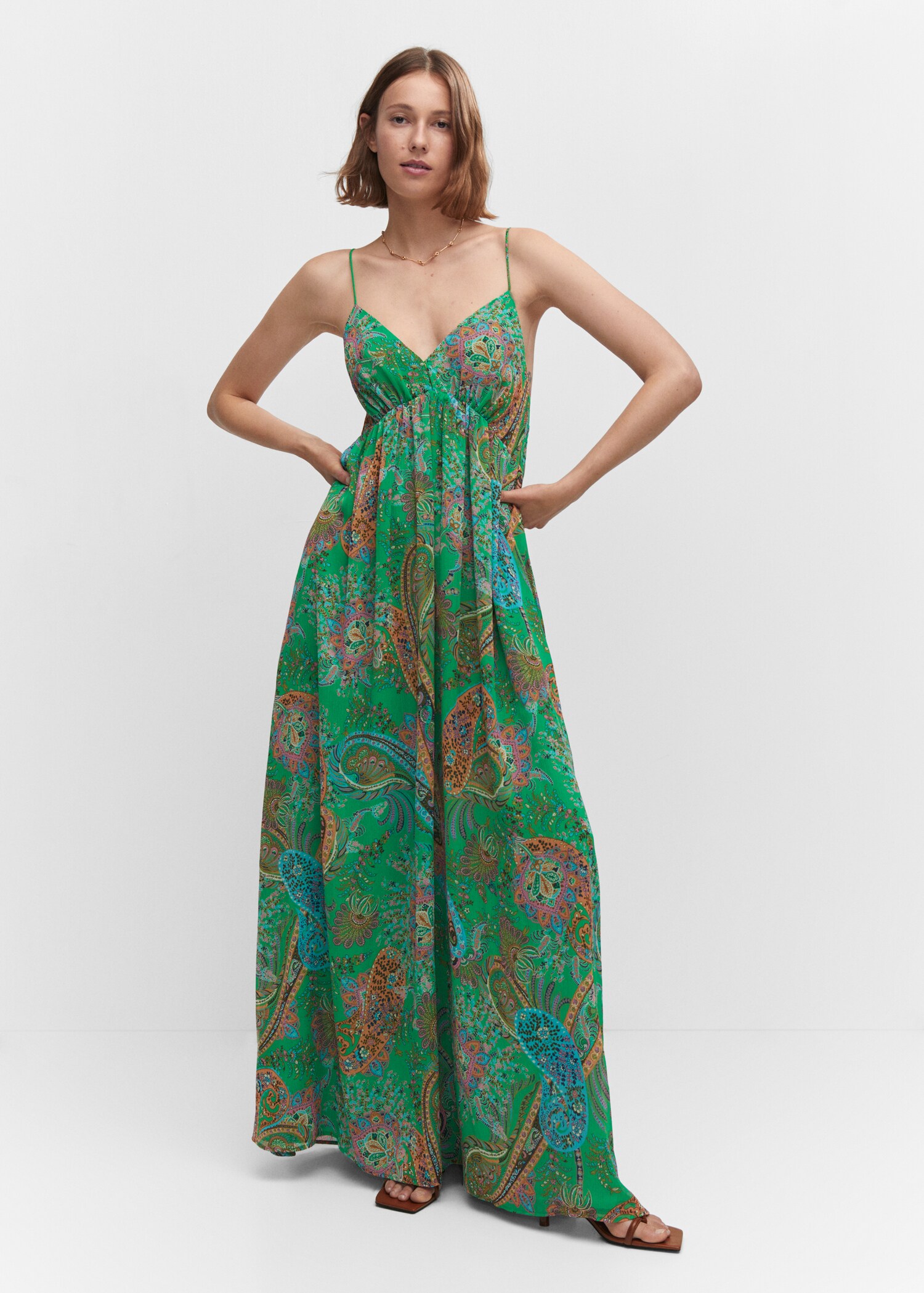 Robe imprimée dos nu - Plan général