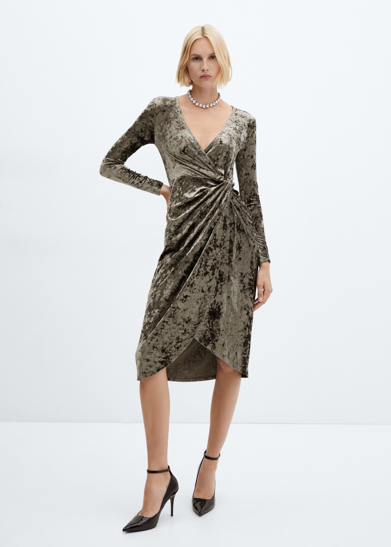 Vestido nudo terciopelo  - Plano general